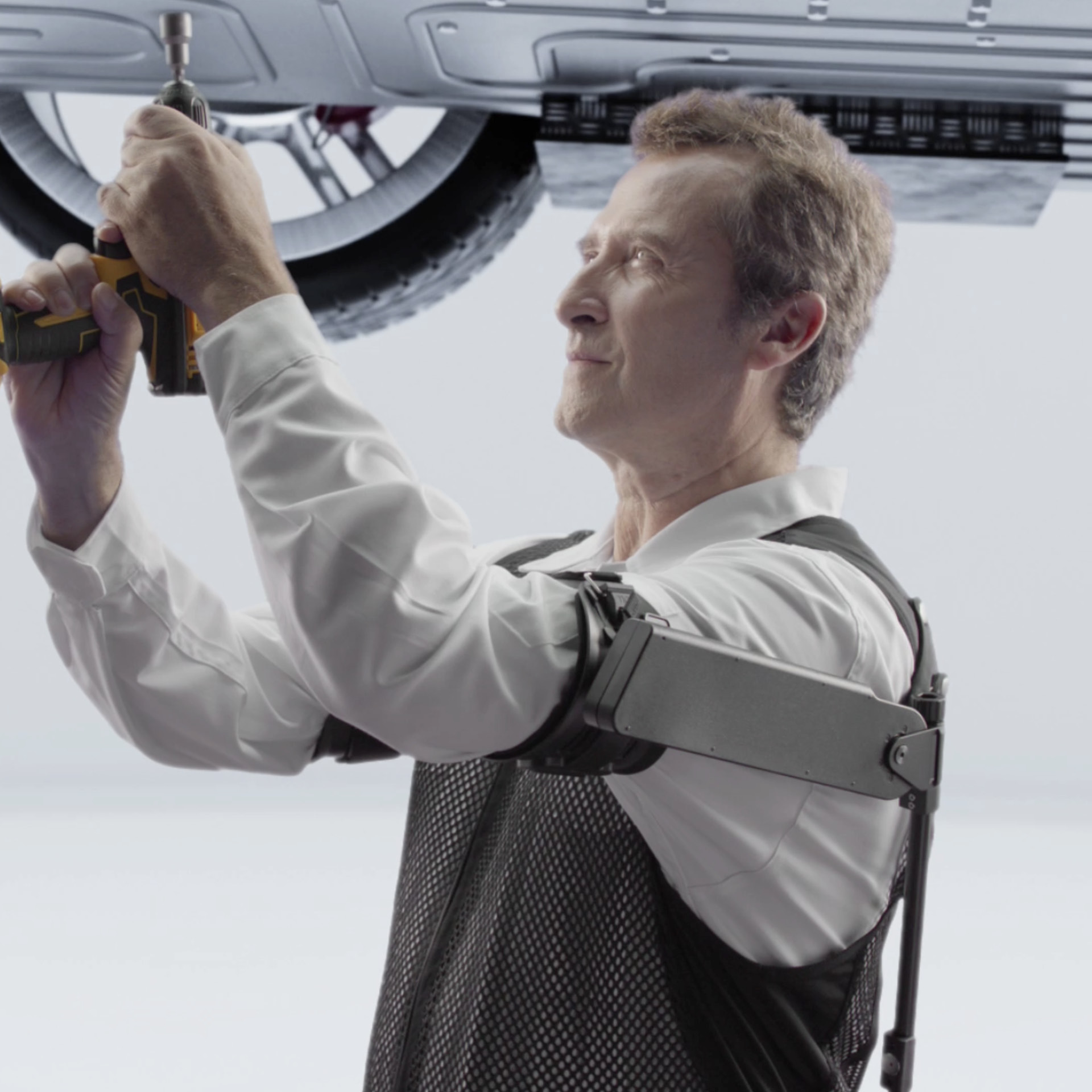 웨어러블 로봇을 장착하고 위보기 작업 중인 근로자