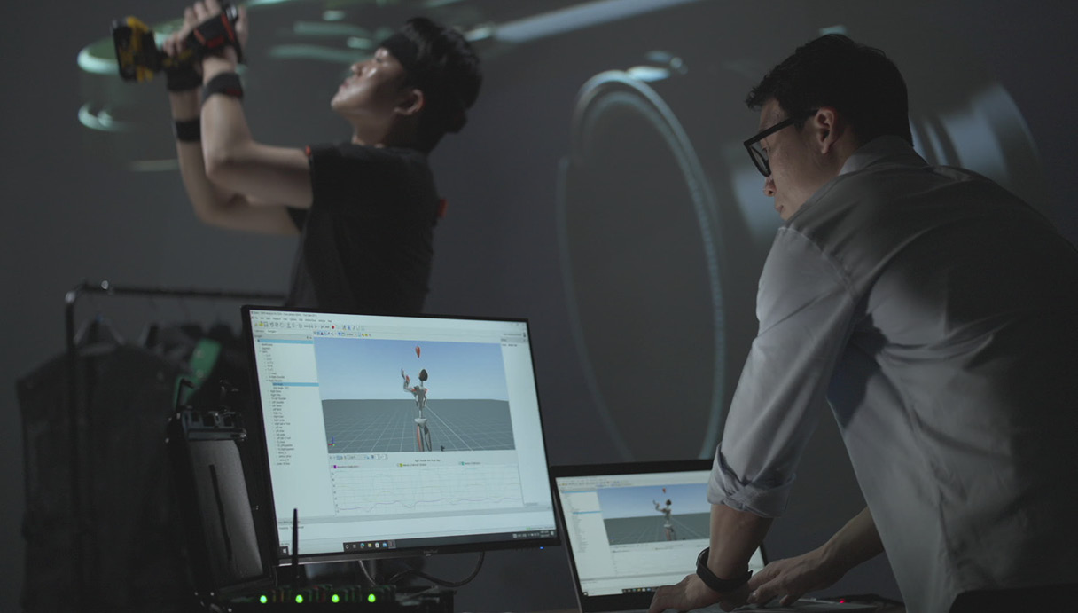 웨어러블 로봇 개발을 위해 기술 연구 중인 모습