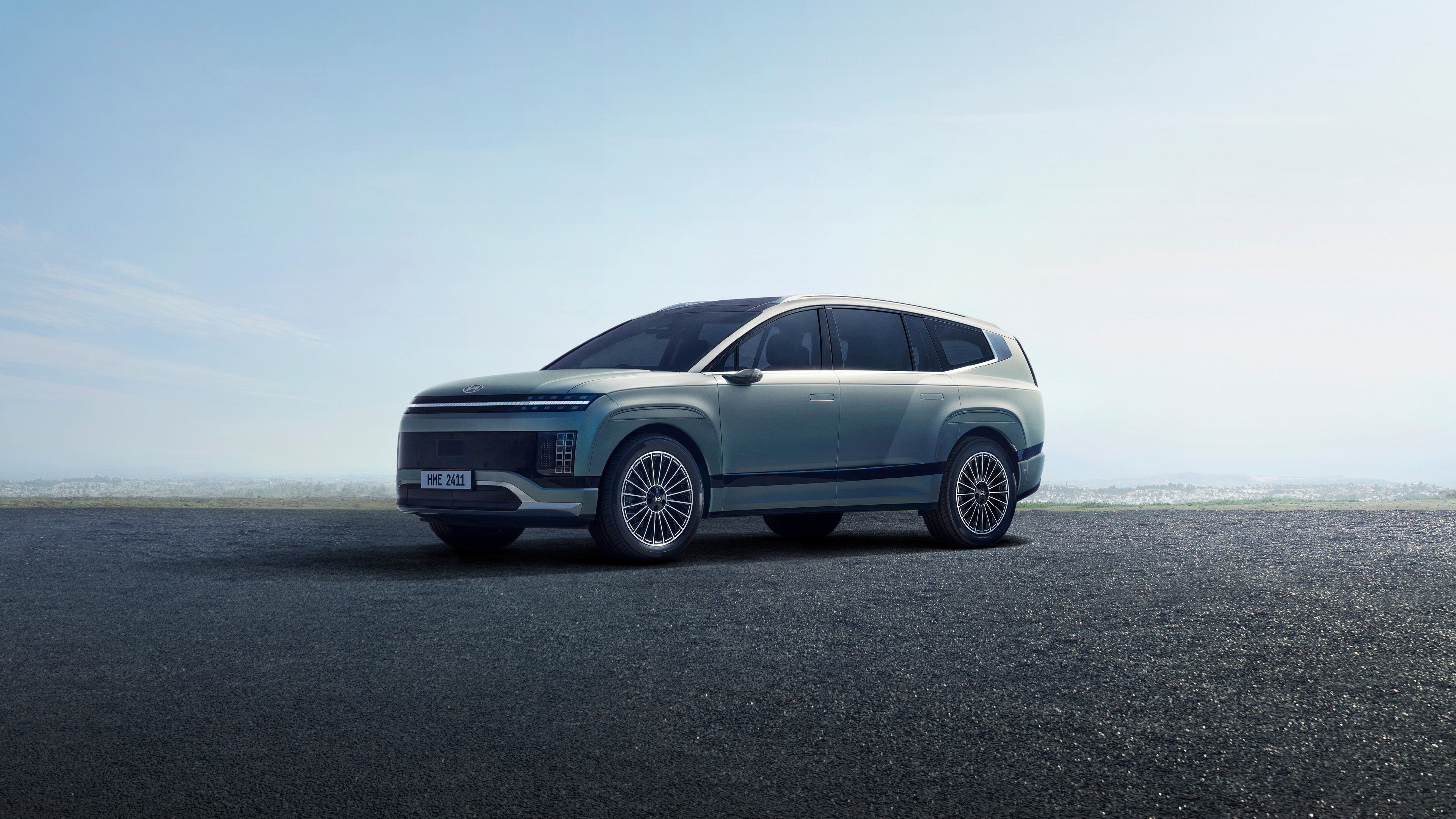 아이오닉 9가 아스팔트 노면 위에 정차한 전측면 모습