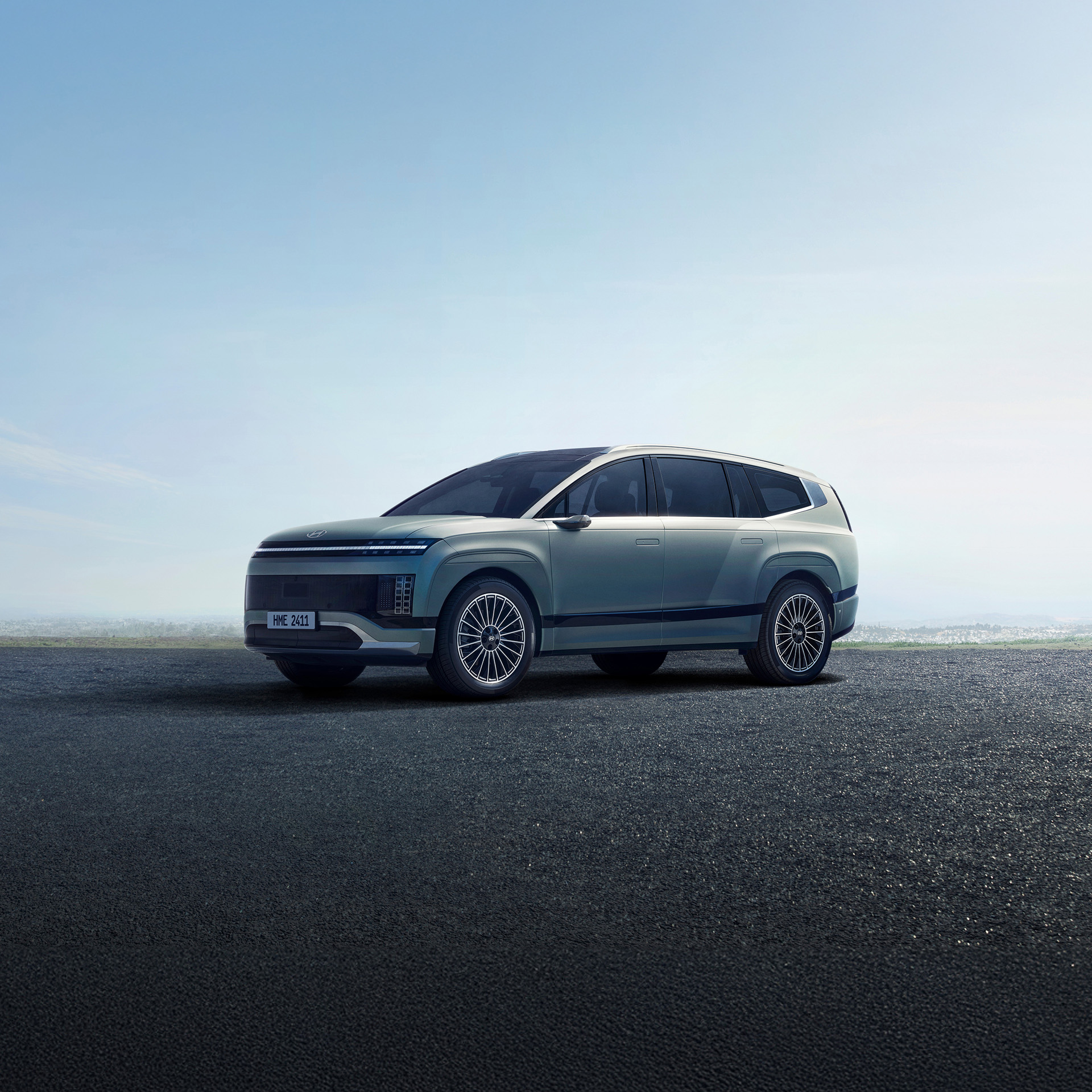 아이오닉 9가 아스팔트 노면 위에 정차한 전측면 모습