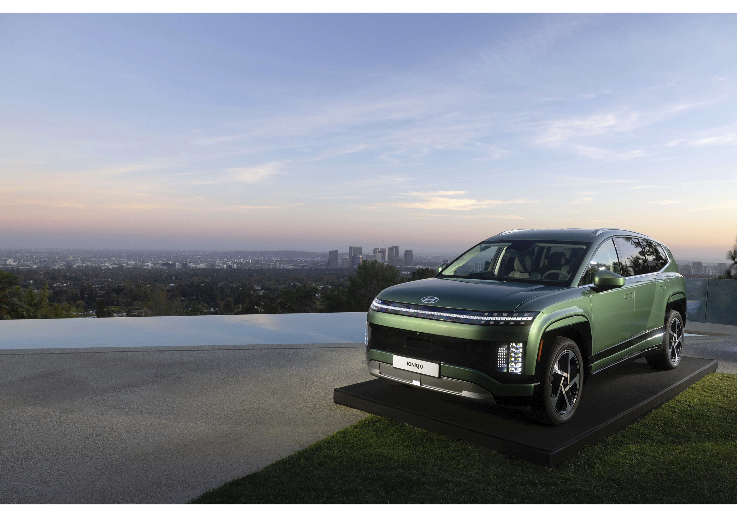 아이오닉 9의 전측면 모습