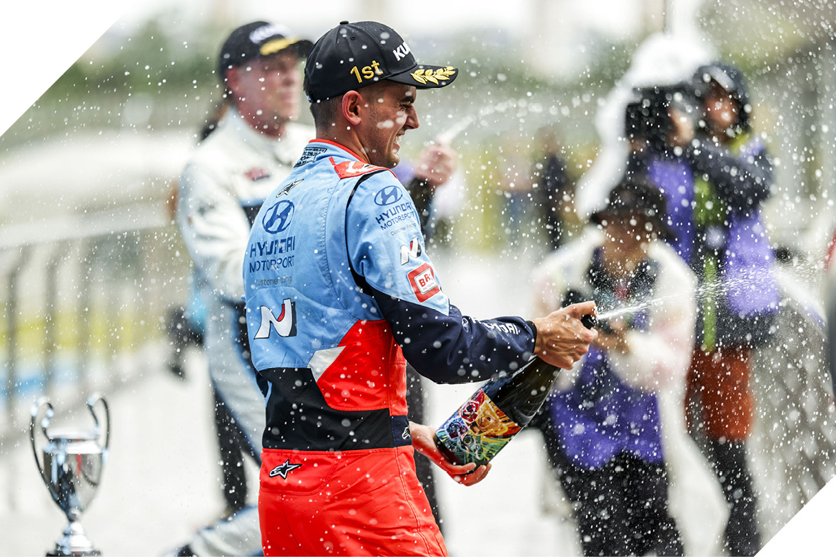 샴페인을 터뜨리는 아즈코나 선수