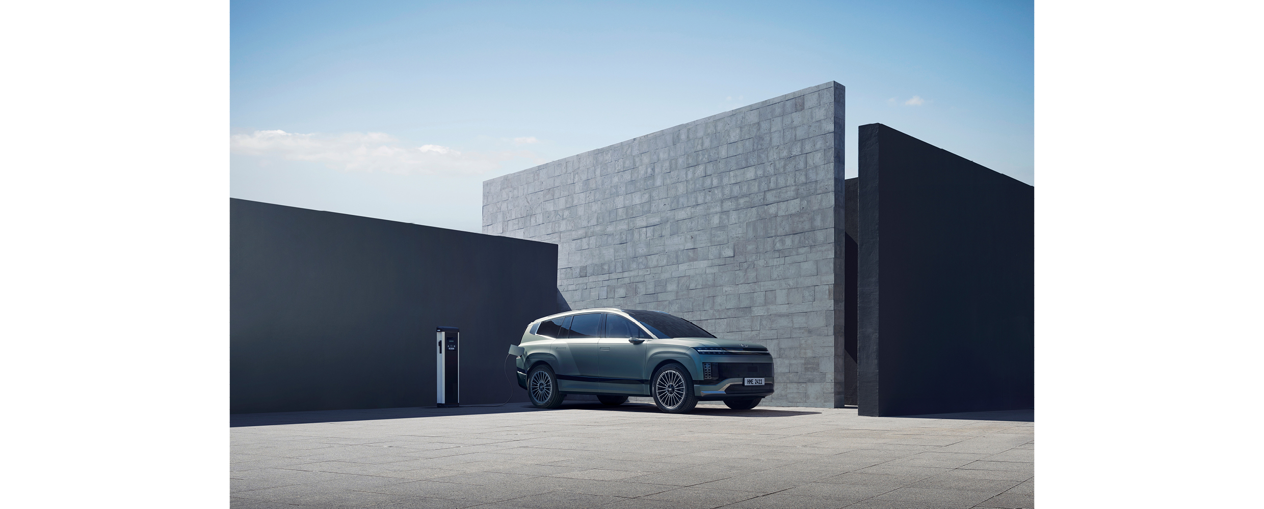 충전 중인 아이오닉 9의 전측면 모습