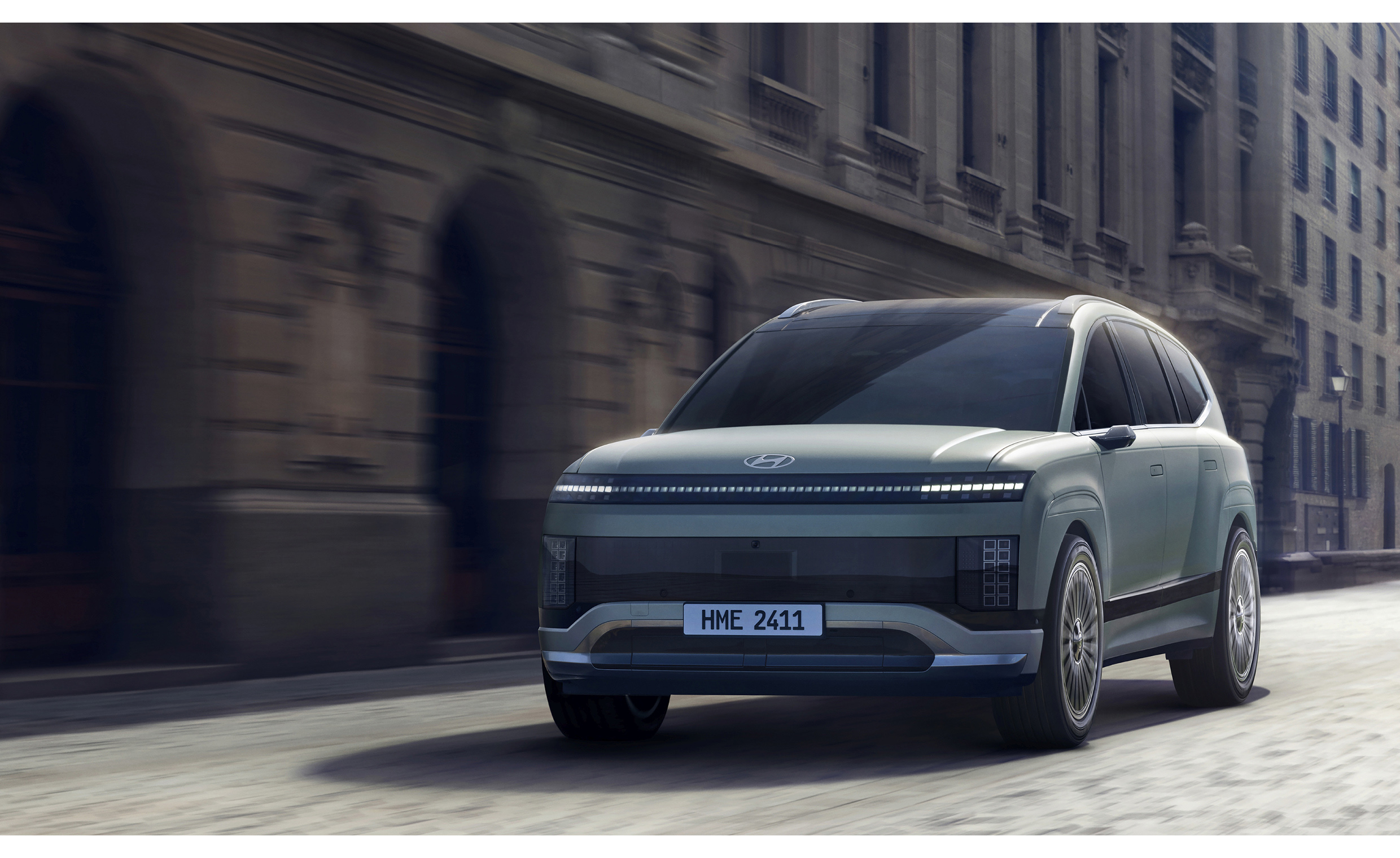 아이오닉 9이 도시를 주행하는 전측면 모습