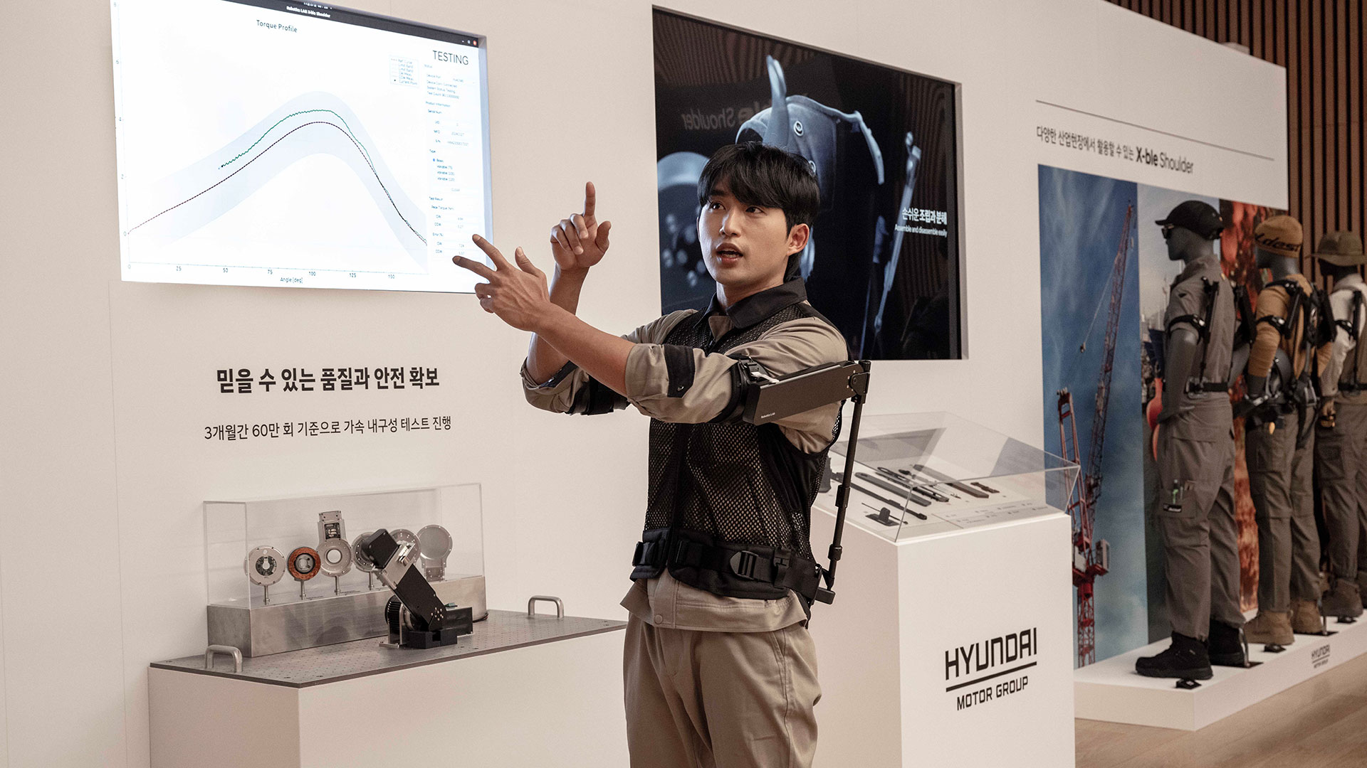 '웨어러블 로봇 테크데이'에서 로보틱스랩 연구원이 웨어러블 로봇 기술에 대해 설명하는 모습