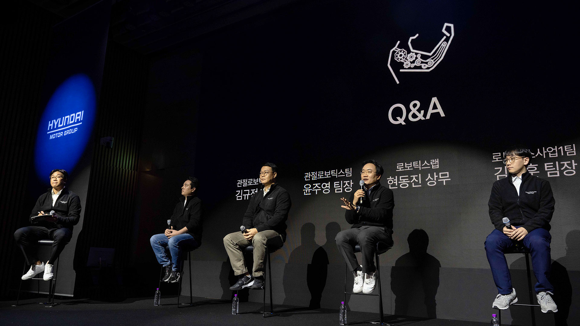 '웨어러블 로봇 테크데이'에서 현대차·기아 로보틱스랩 연구원들이 질문에 답변하는 모습 (왼쪽부터) 로보틱스사업1팀 김종우 책임연구원, 관절로보틱스팀 김규정 책임연구원, 관절로보틱스팀 윤주영 팀장, 로보틱스랩 현동진 상무, 로보틱스사업1팀 김영훈 팀장