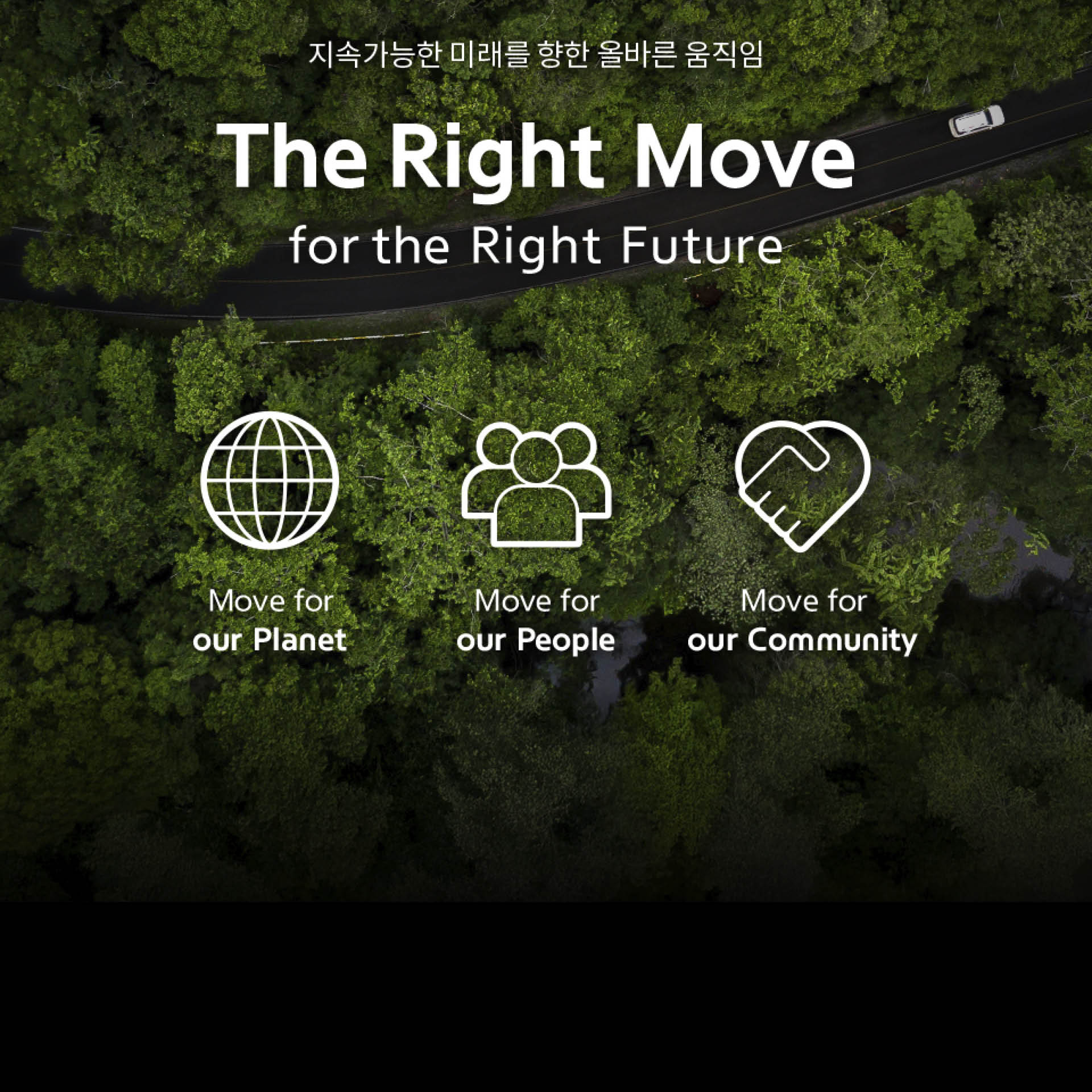 여러 사람이 현수막 앞에서 포즈를 취한 모습