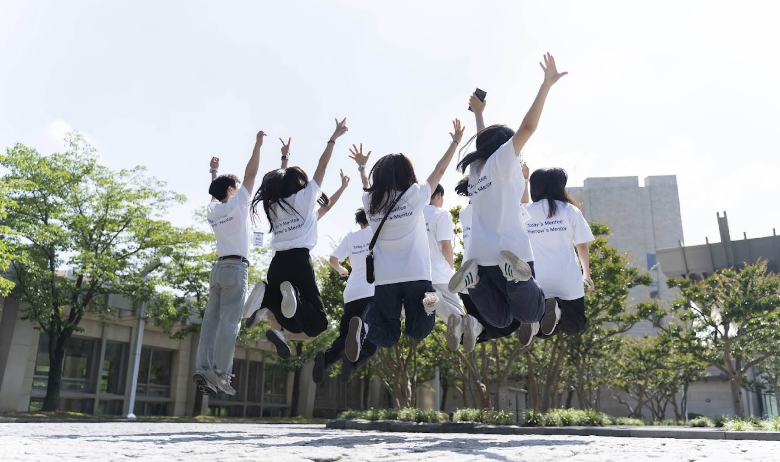 여러 명의 사람이 점프하는 뒷 모습