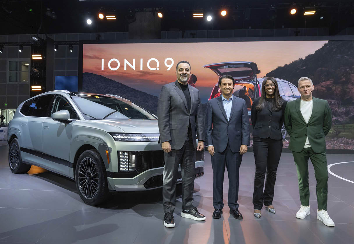 아이오닉 9 옆에 임원 네 명이 포즈를 취한 모습