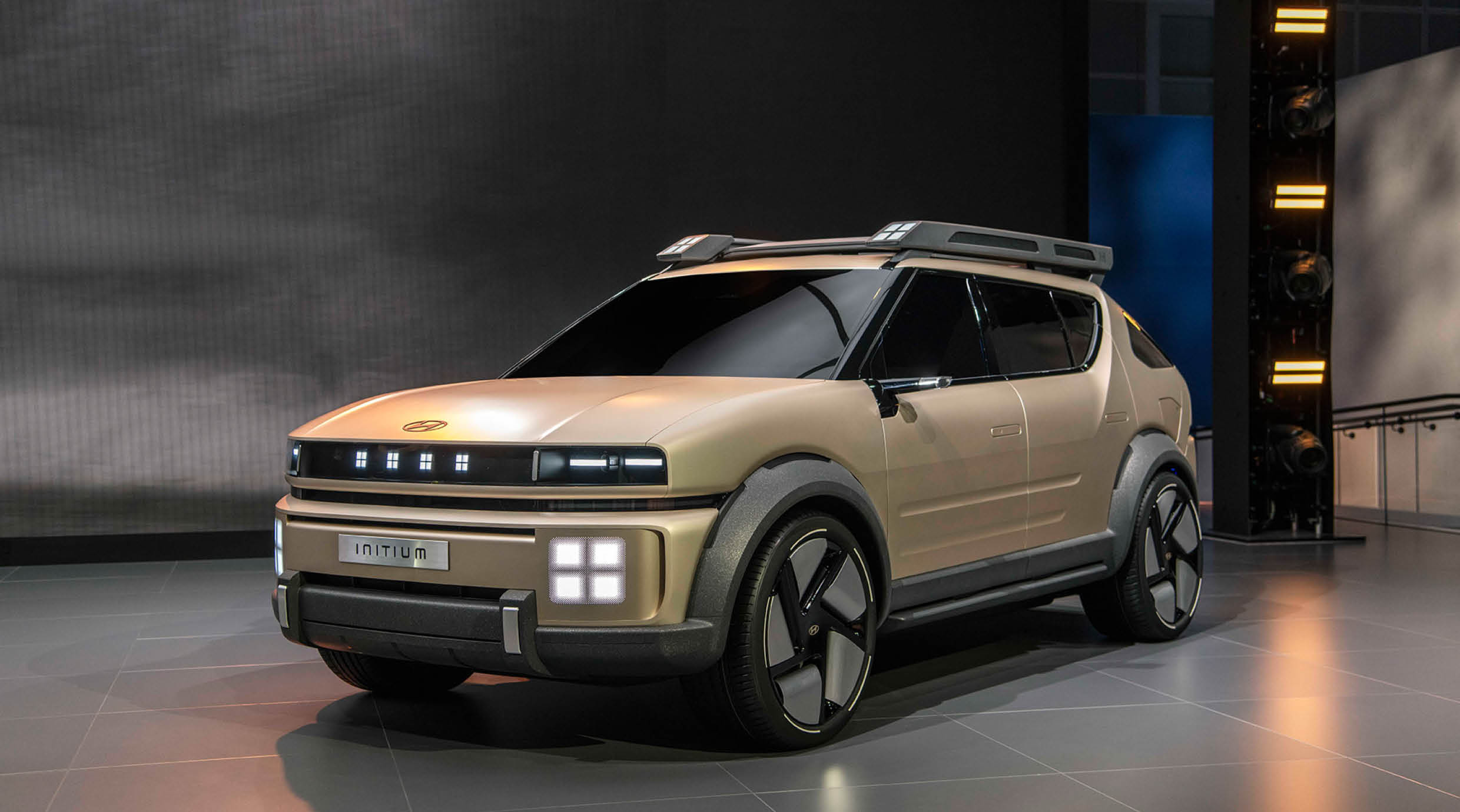 현대차 이니시움 콘셉트카가 무대에 오른 모습