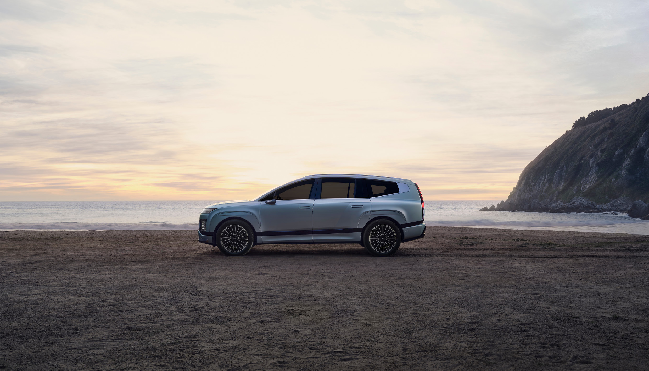 해변가에 서 있는 아이오닉 9