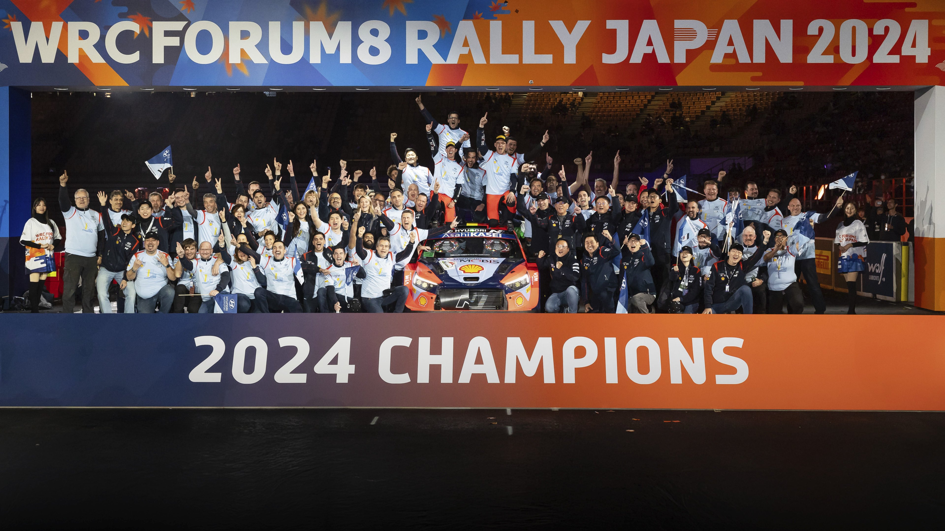 현대 월드랠리팀이 2024 시즌 경기 종료를 기념하는 모습
