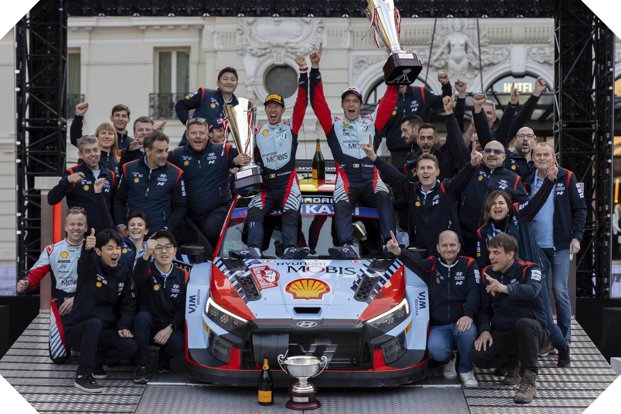 현대 월드랠리팀의 기념 촬영 모습