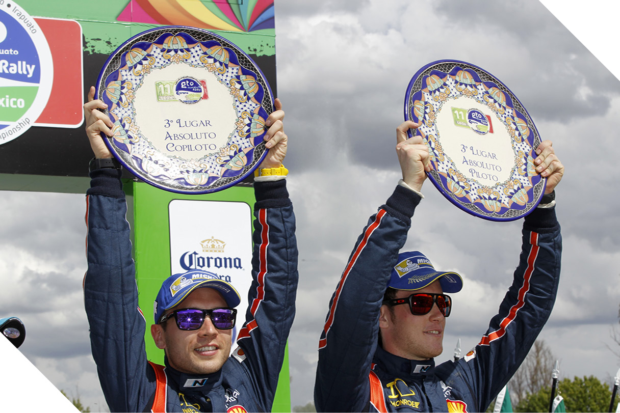 레이서 두 명이 기념패를 들어올린 모습