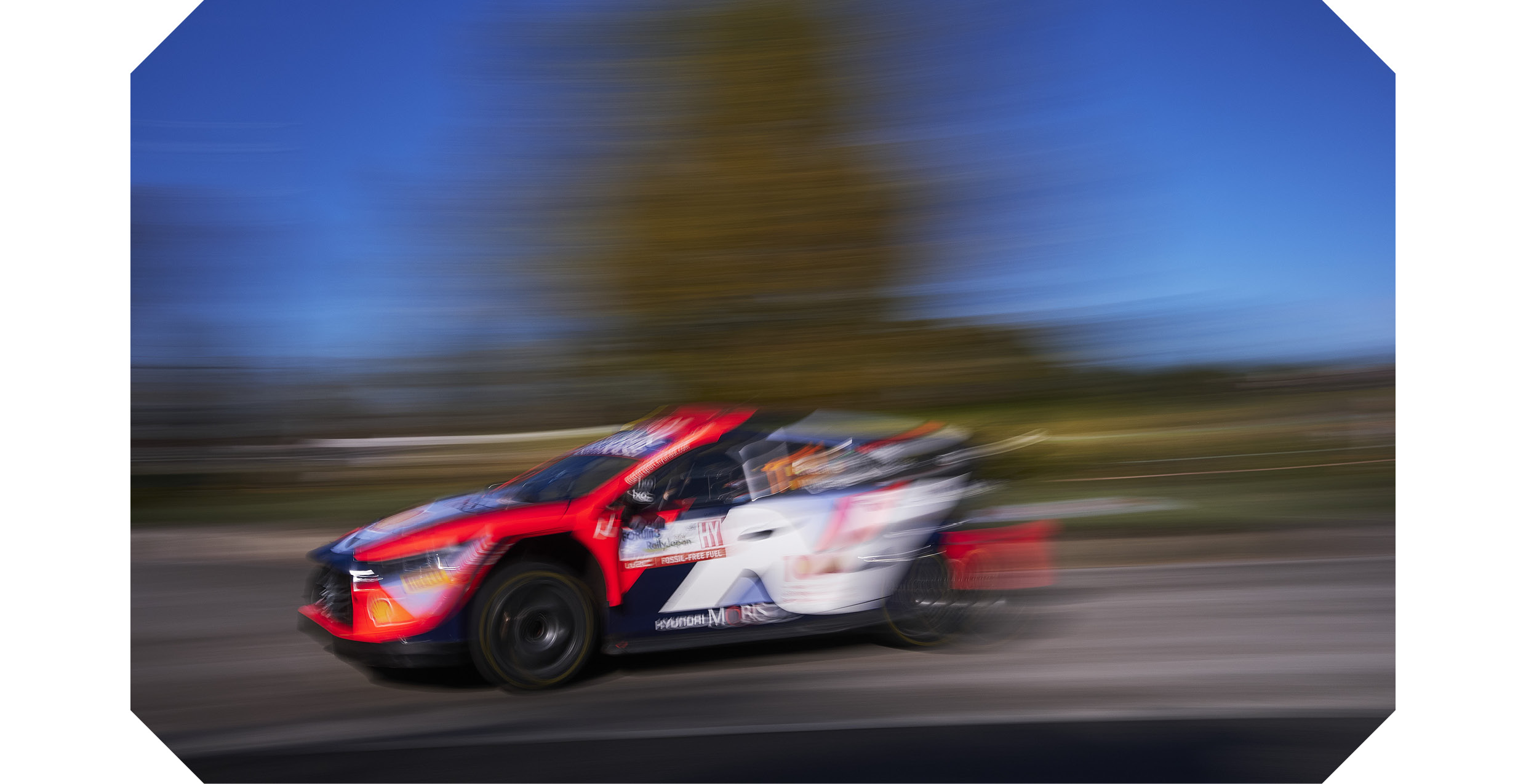 i20 랠리카가 빠르게 주행하는 모습