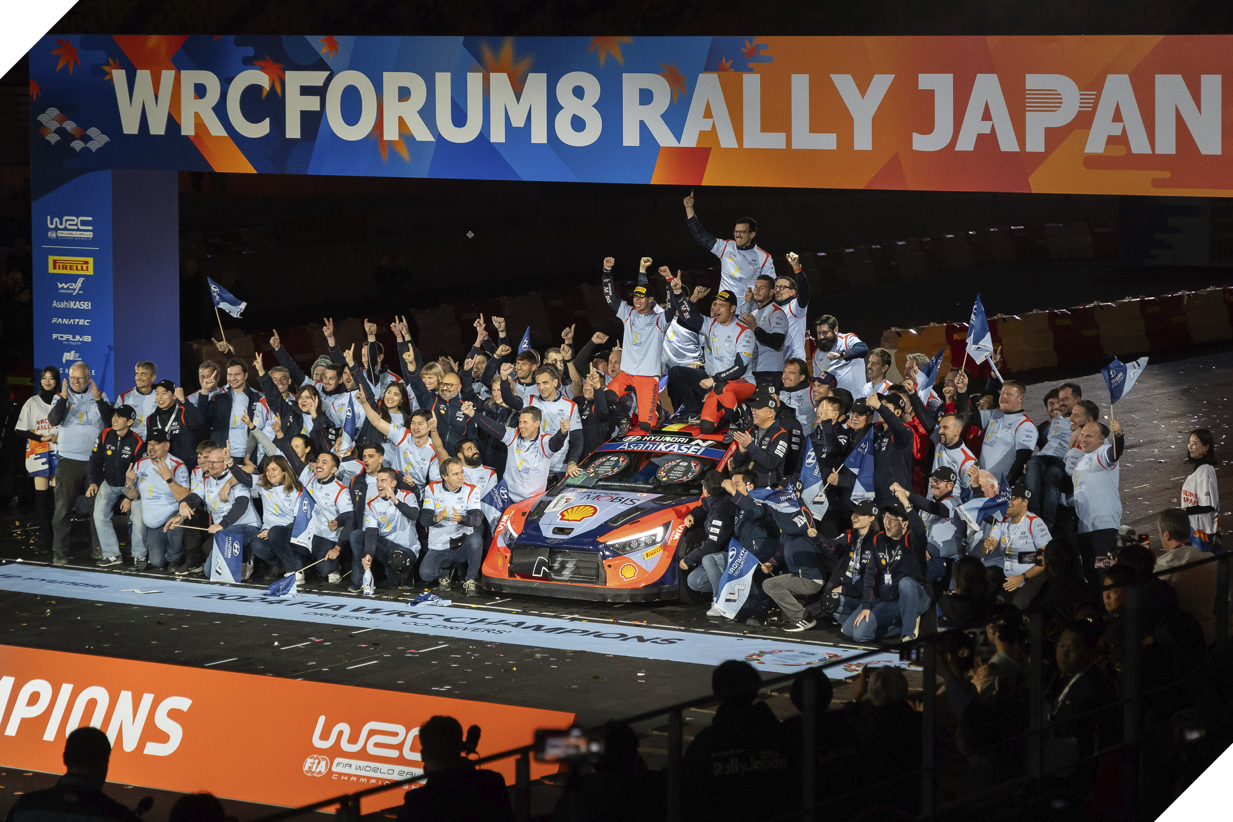현대 월드랠리팀이 2024 시즌 경기 종료를 기념하는 모습