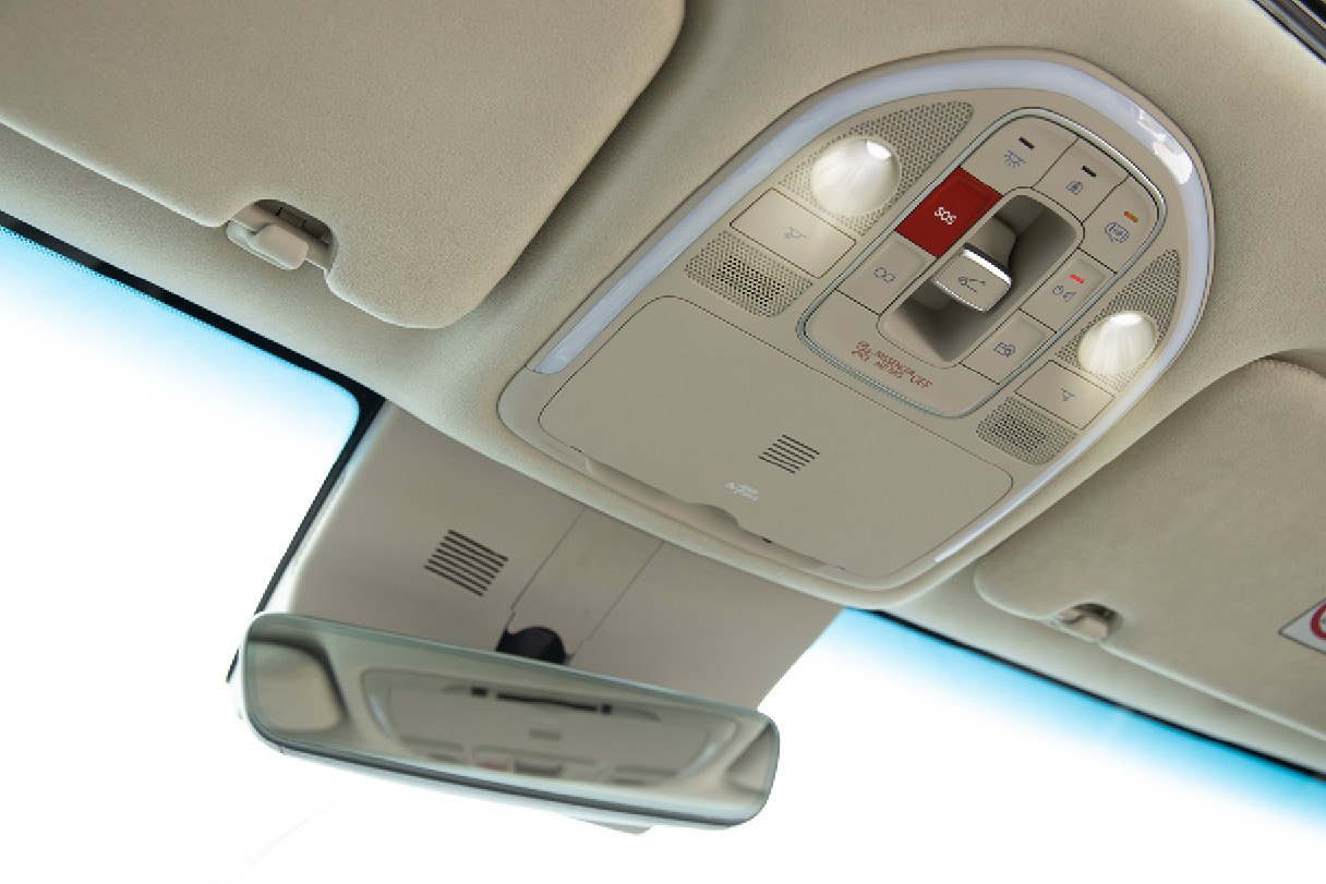 자동차 실내 룸미러 및 조명의 모습