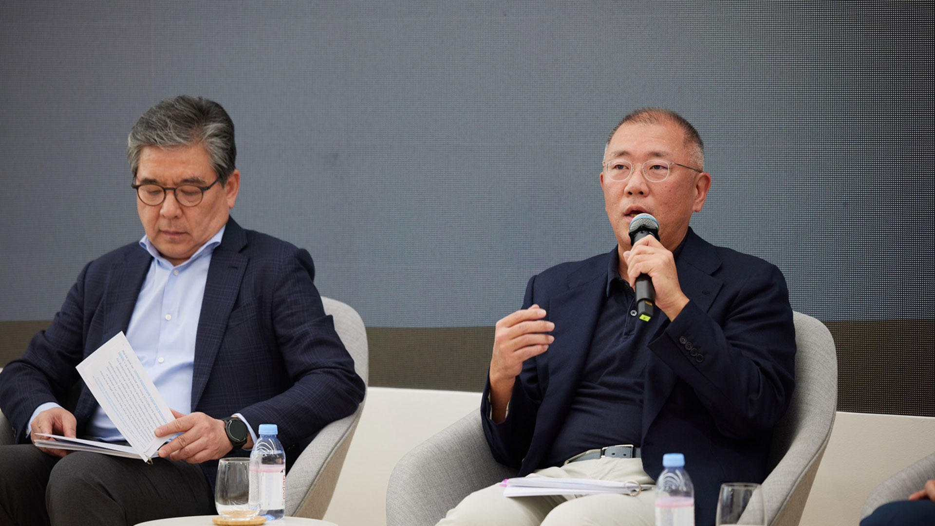 HMGICS 직원들의 질문에 답하고 있는 정의선 회장. 오른쪽부터 정의선 회장, 장재훈 현대자동차 사장