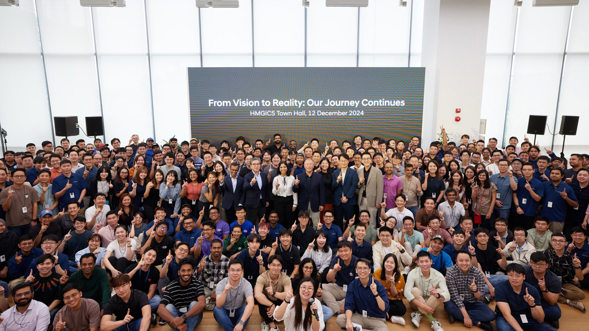 타운홀미팅이 끝난 후 정의선 회장을 비롯한 현대자동차그룹 경영진들이 HMGICS 직원들과 기념촬영하고 있다.