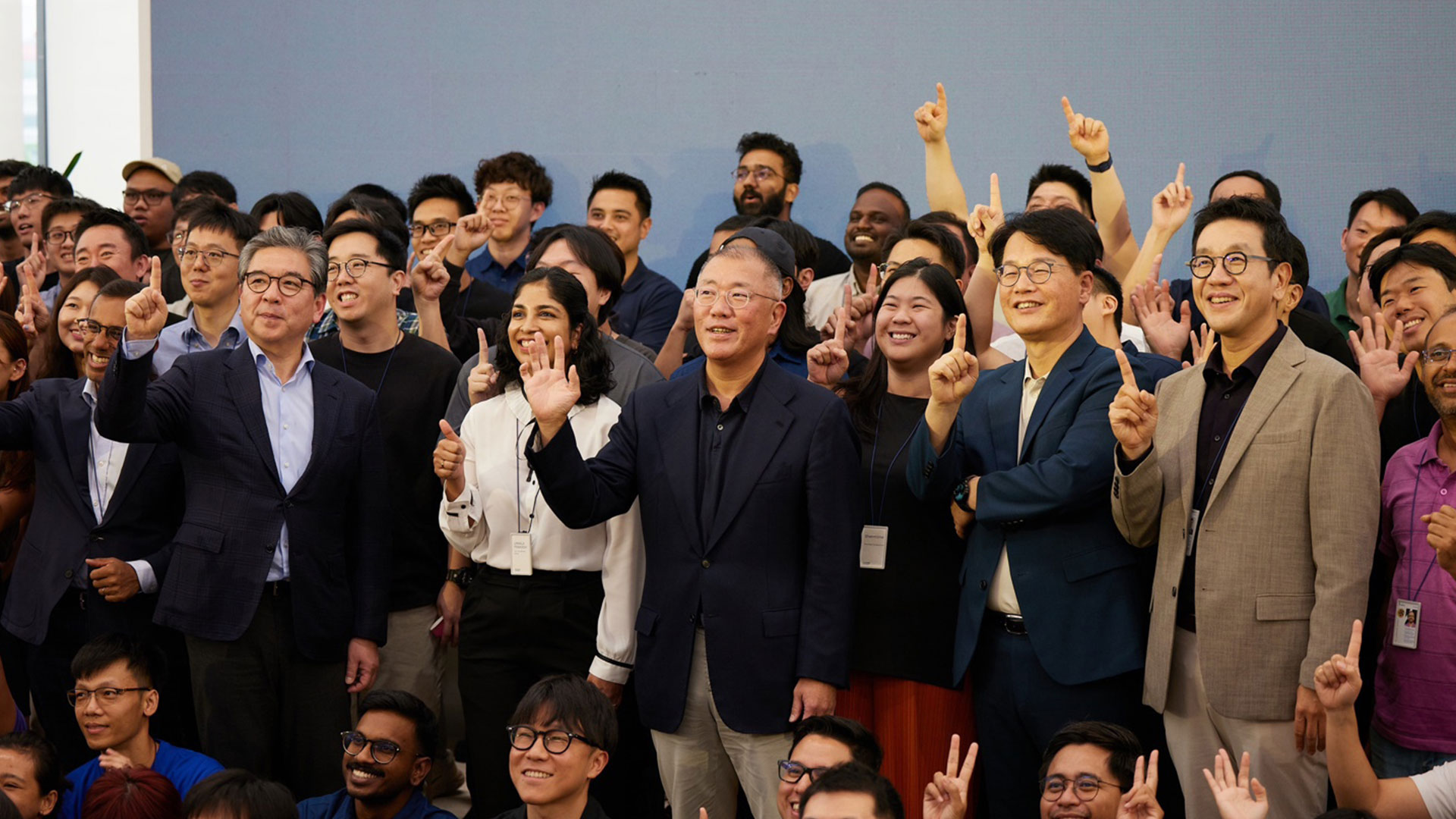 타운홀미팅이 끝난 후 정의선 회장을 비롯한 현대자동차그룹 경영진들이 HMGICS 직원들과 기념촬영하고 있다.