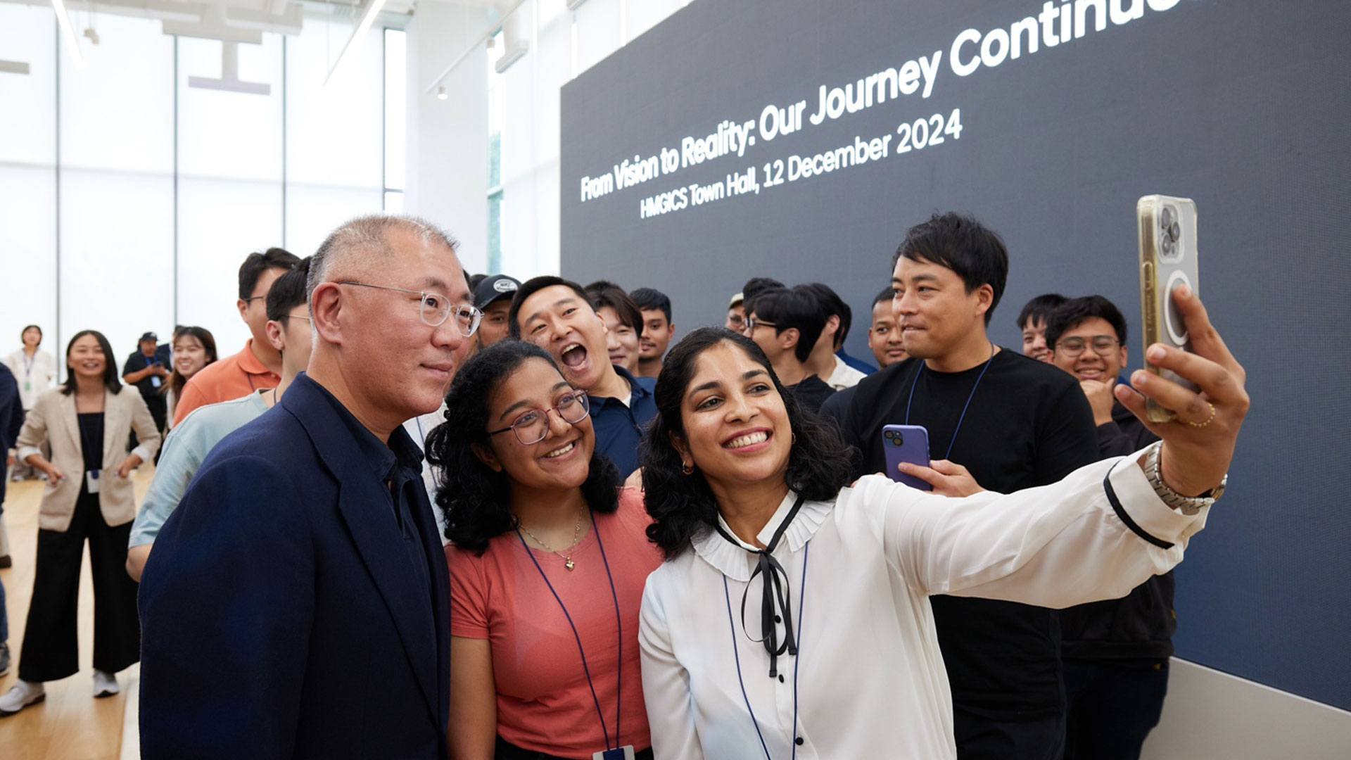 타운홀미팅이 끝난 후 HMGICS 직원들과 셀피를 촬영하고 있는 정의선 회장(왼쪽에서 첫번째)