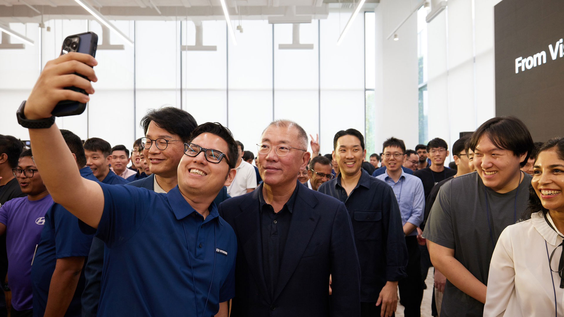 타운홀미팅이 끝난 후 HMGICS 직원들과 셀피를 촬영하고 있는 정의선 회장(가운데)