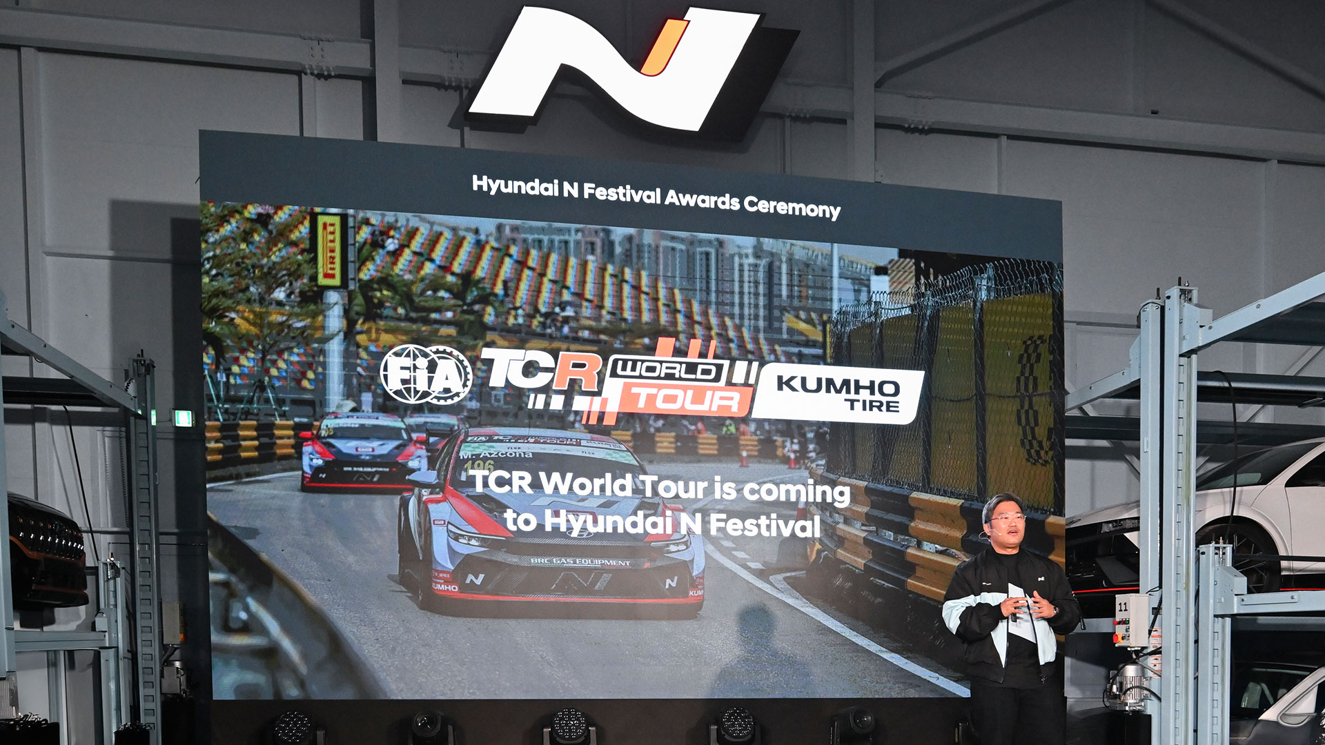 현대자동차 드라이빙익스피리언스&모터스포츠팀 장지하 팀장이 TCR 월드투어의 서포트 레이스 참여 등 다음 시즌 현대 N 페스티벌의 운영 계획을 발표하는 모습