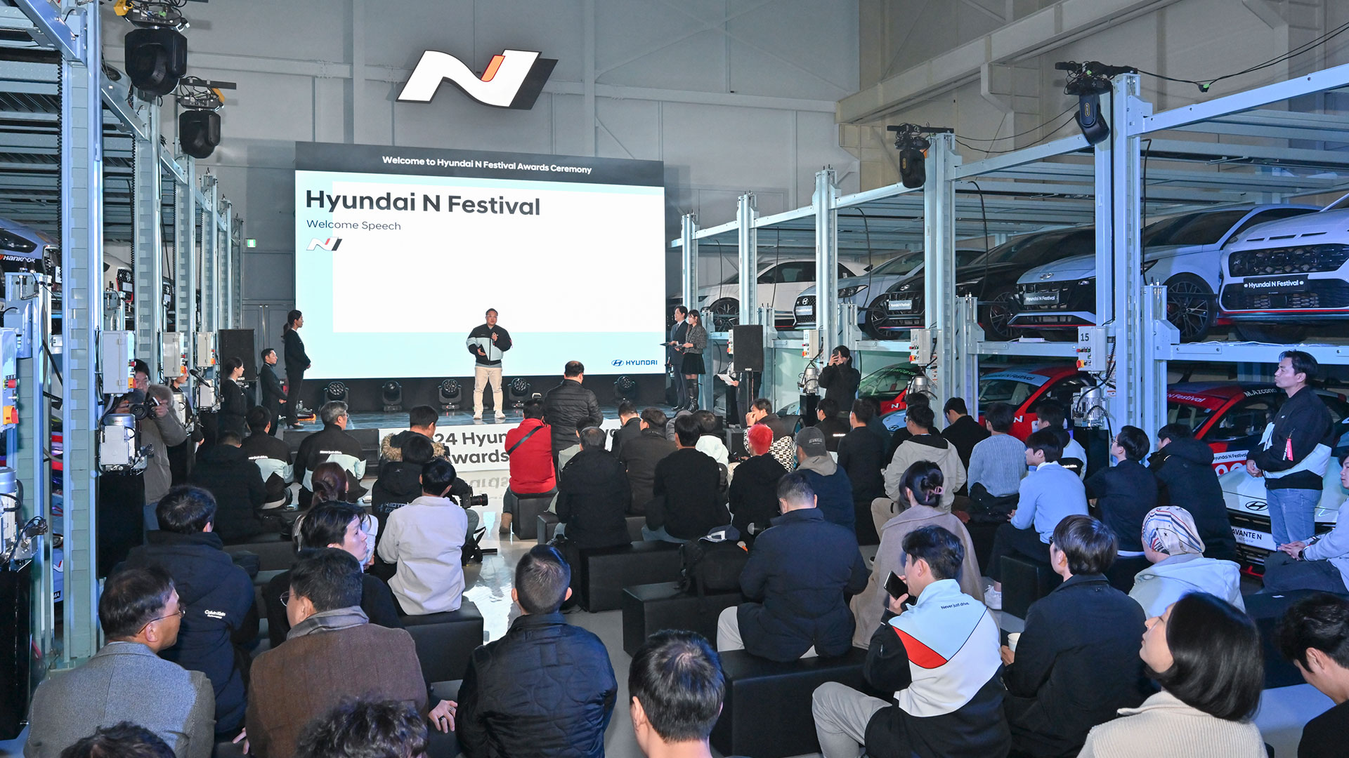 현대자동차 N브랜드매니지먼트 실장 박준우 상무가 개회사를 하고 있는 모습