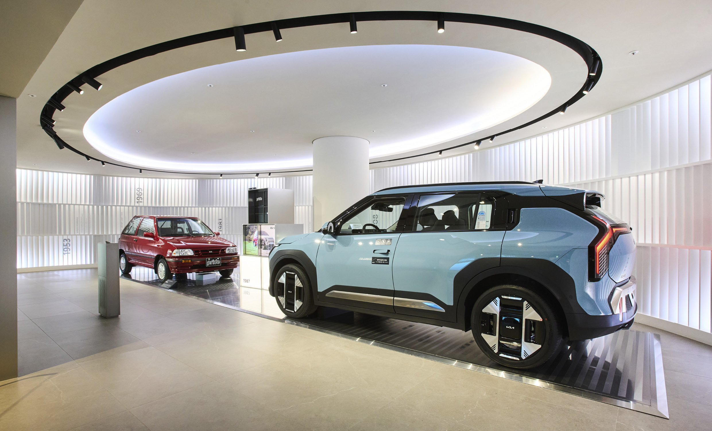 기아 헤리티지 전시 풍경 중 EV3와 프라이드의 모습