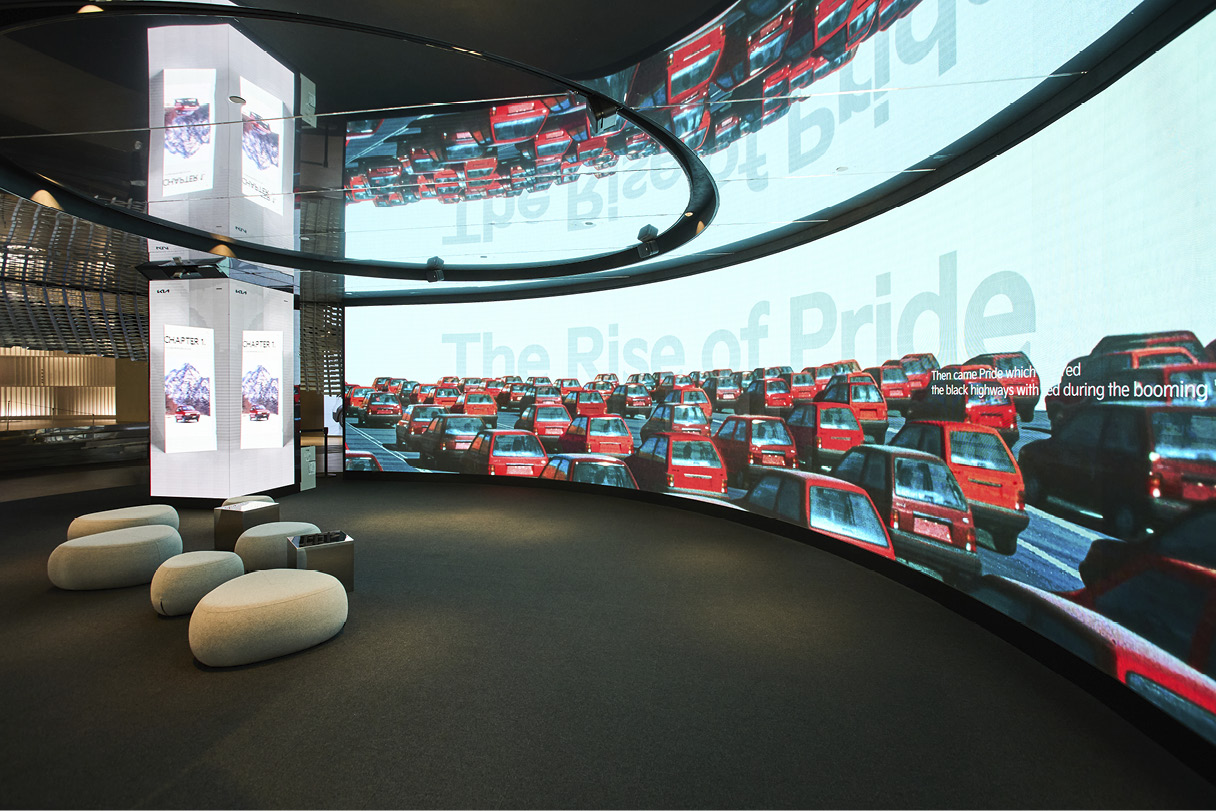 기아 헤리티지 전시장 내부의 스크린 모습