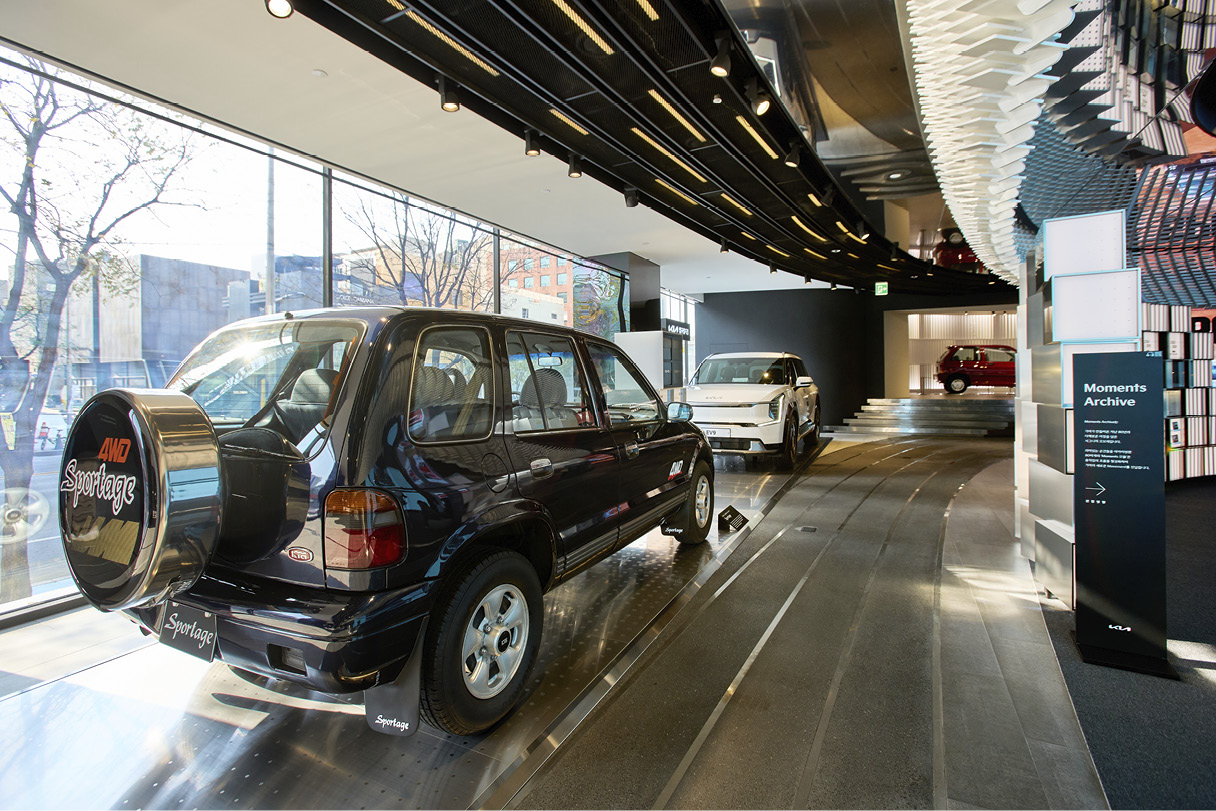 기아 헤리티지 전시에 진열된 스포티지와 EV9의 모습