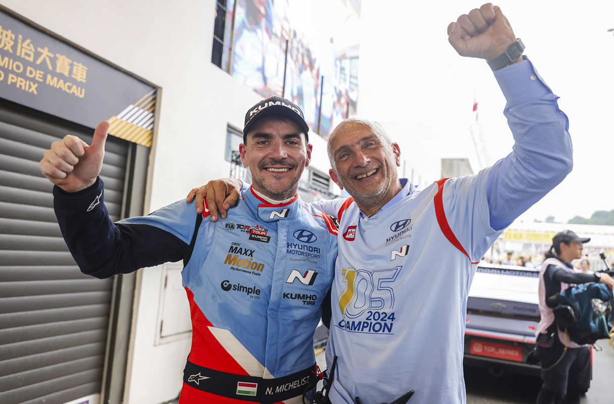 TCR 월드 투어에서 2연속 드라이버 챔피언에 등극한 노버트 미첼리즈와 팀 고문 가브리엘 타퀴니의 모습
