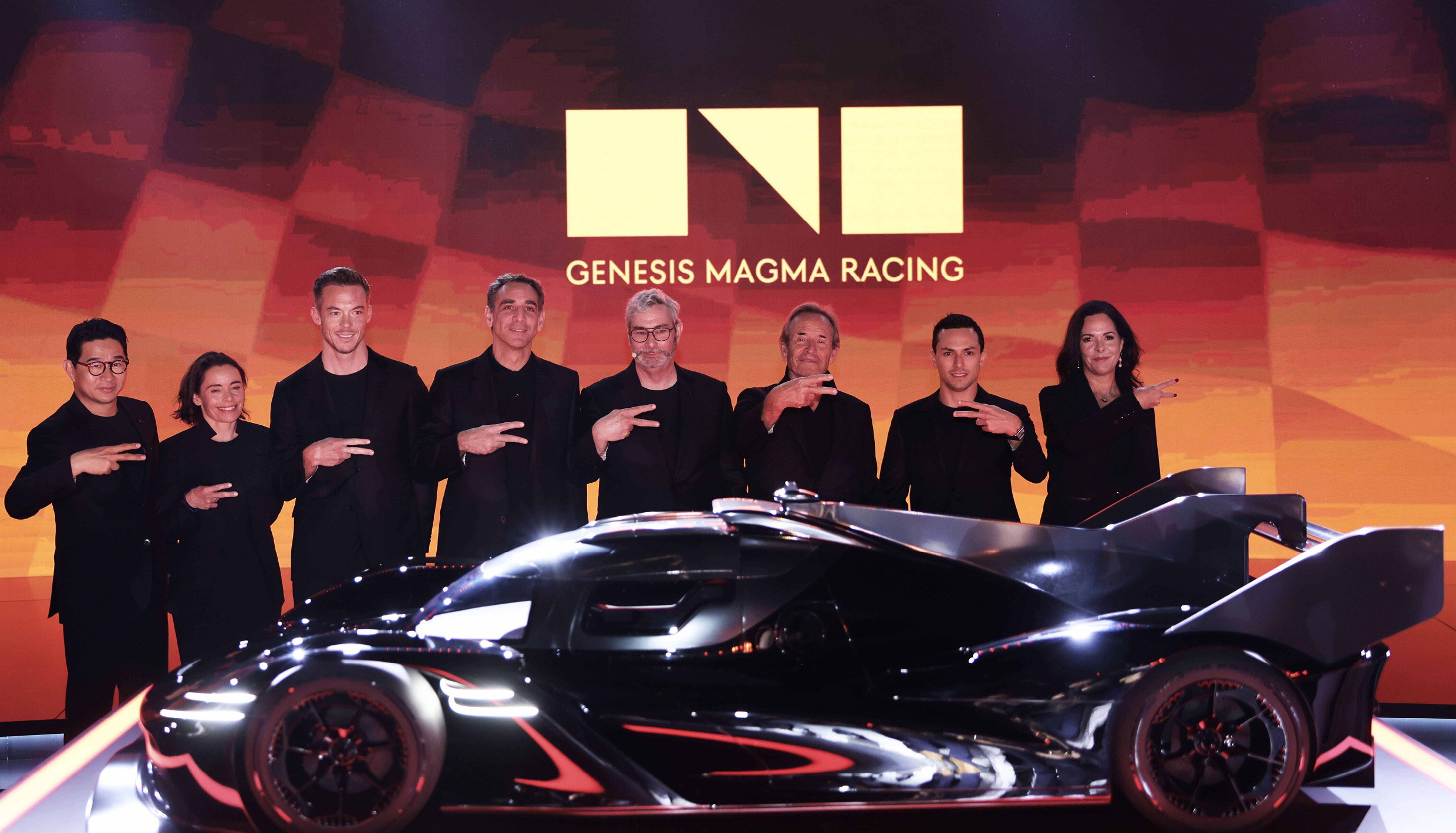 2026년 내구레이스 진출을 선언한 제네시스 임직원이 프로토타입 레이스카와 함께 촬영하는 모습
