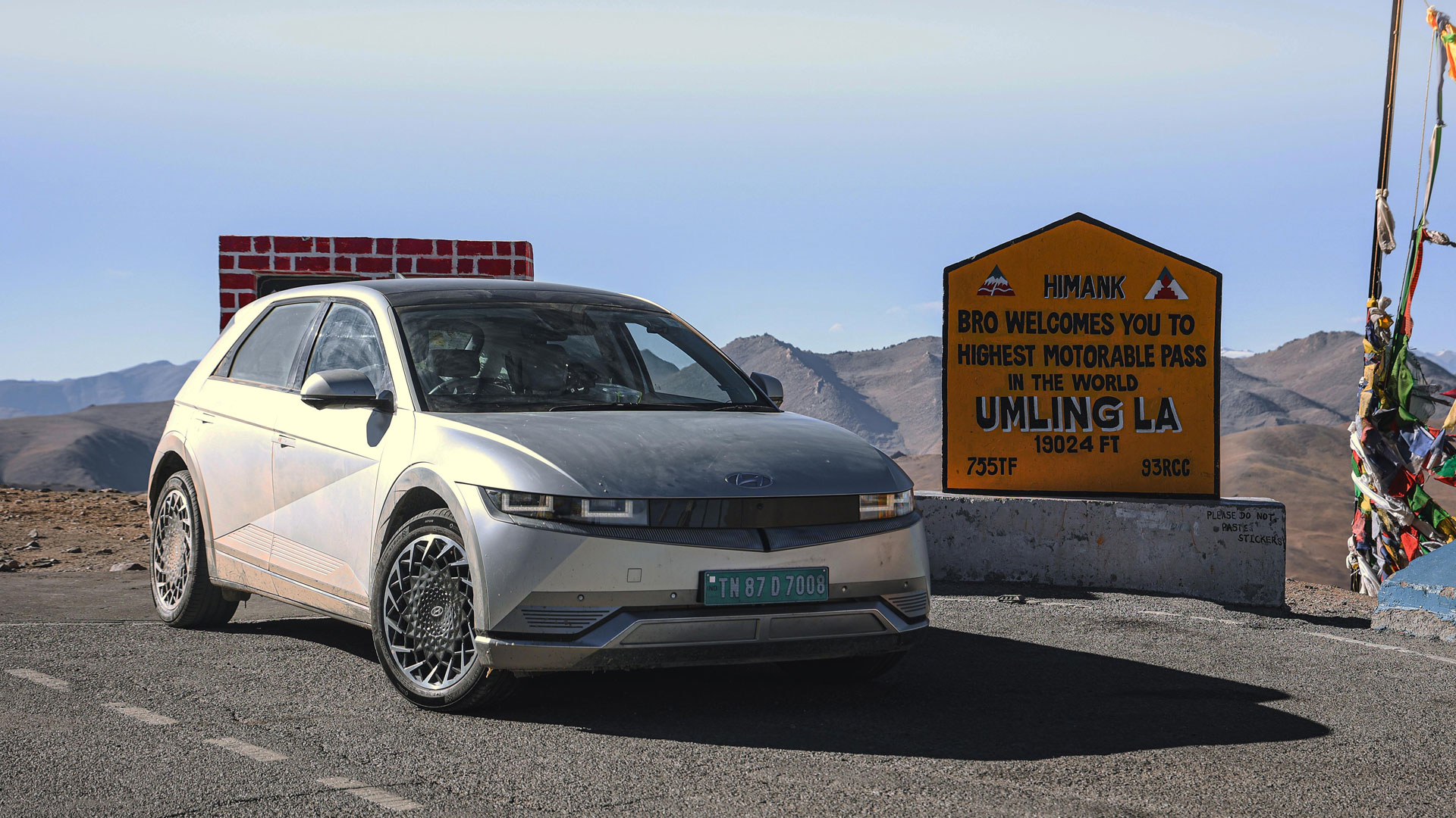 전 세계에서 가장 높은 주행 가능 도로인 해발 5,799m ‘움링 라(Umling La)’에 위치한 현대자동차 아이오닉 5