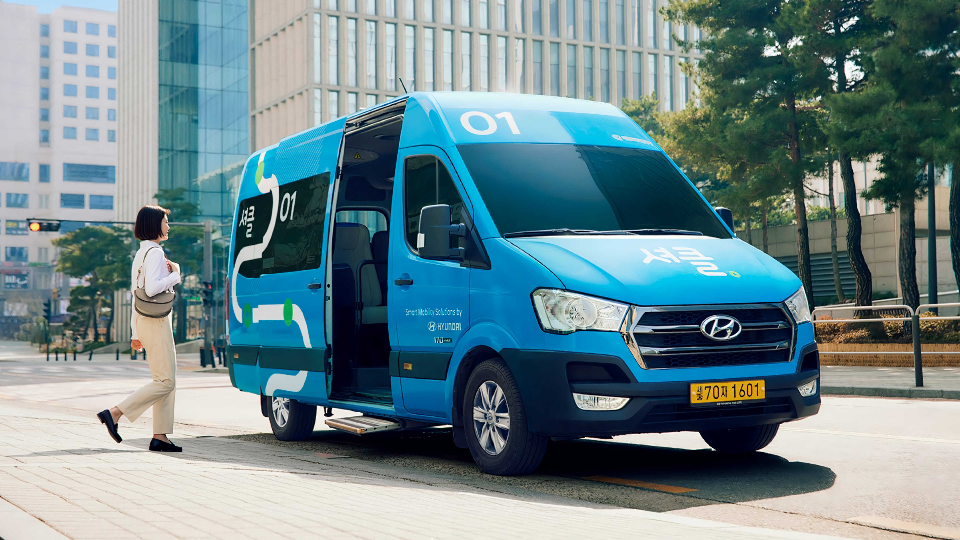 셔클 버스에 탑승하는 서비스 이용자