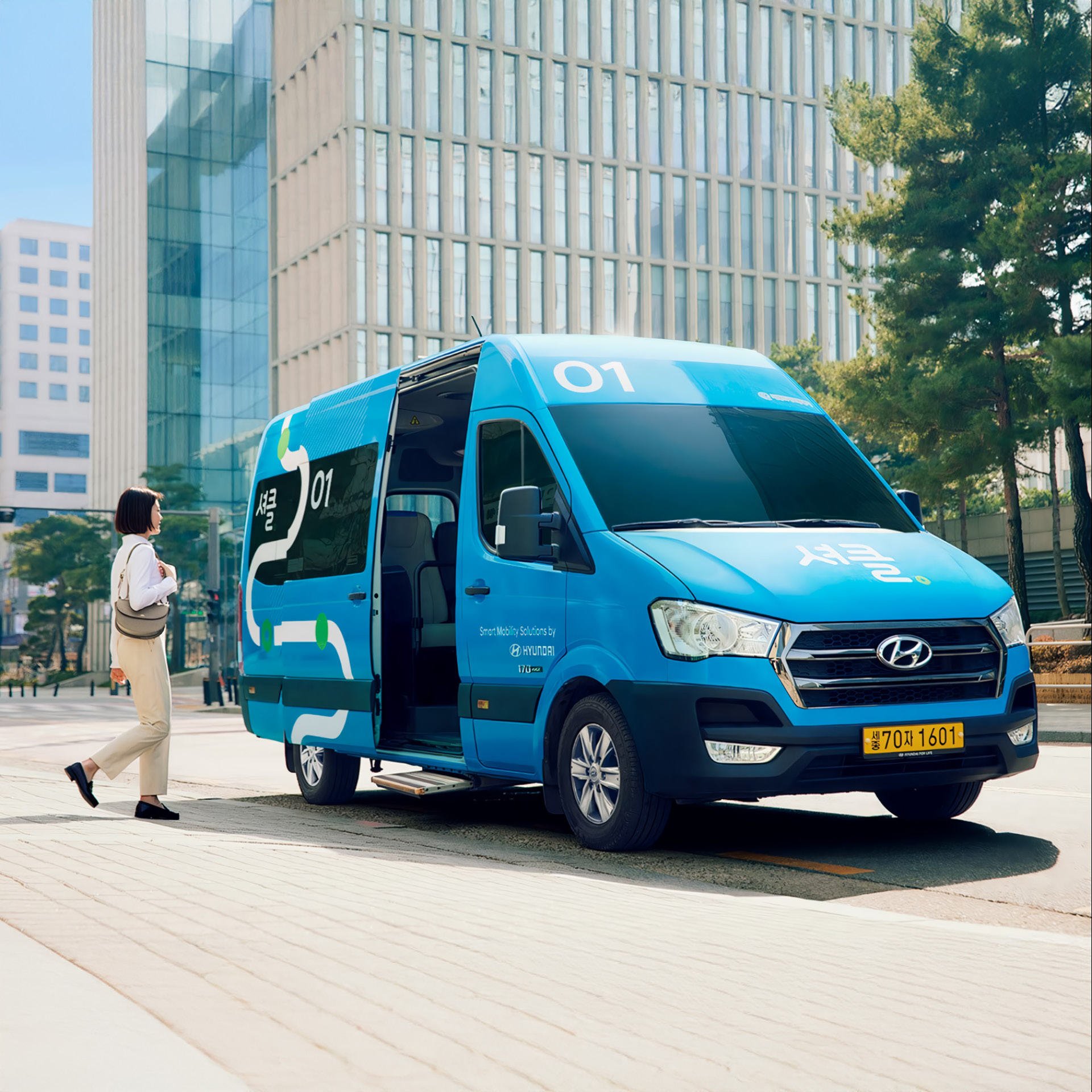 셔클 버스에 탑승하는 서비스 이용자