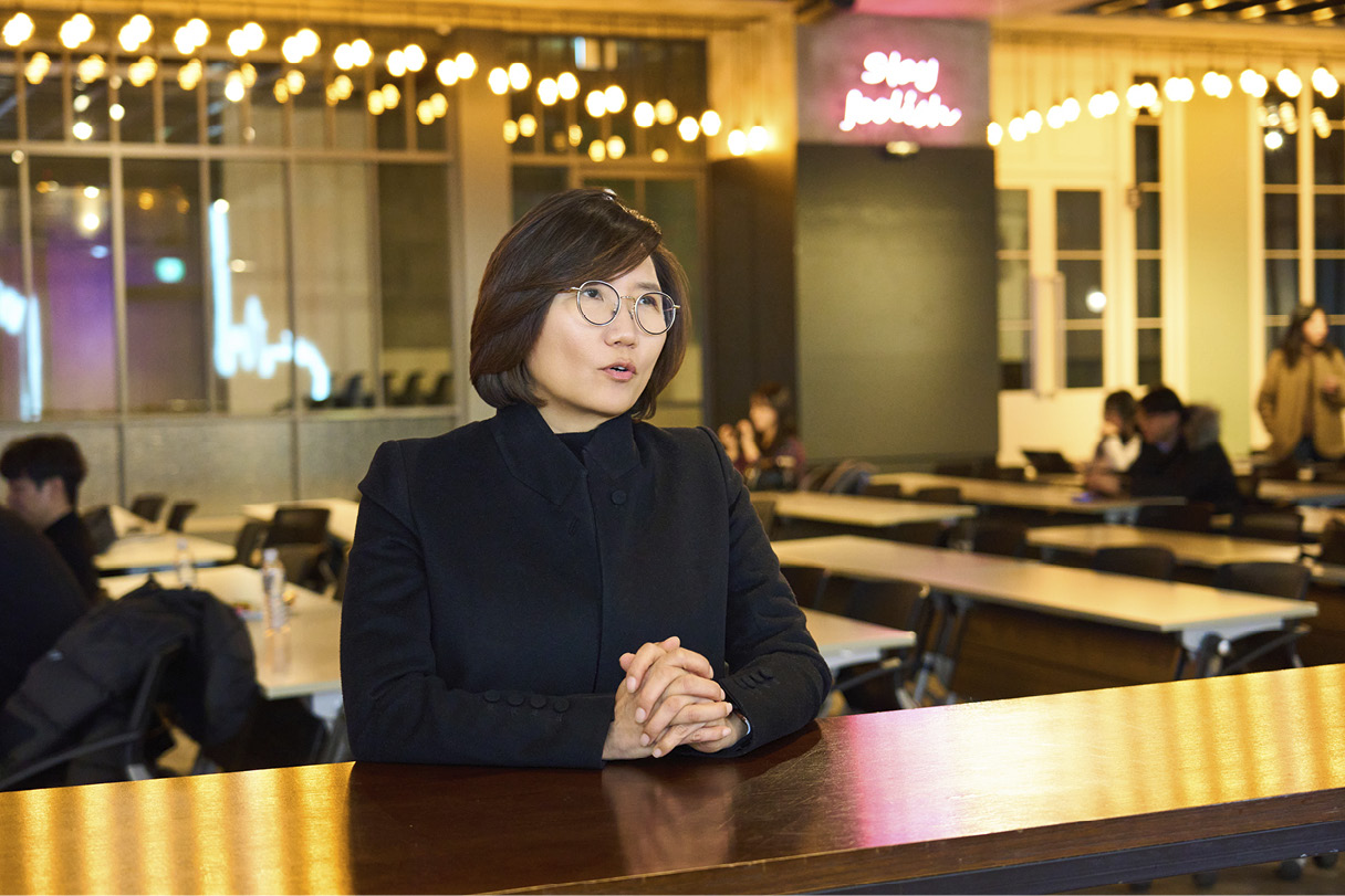 김수영 상무가 인터뷰에 답변 중인 모습