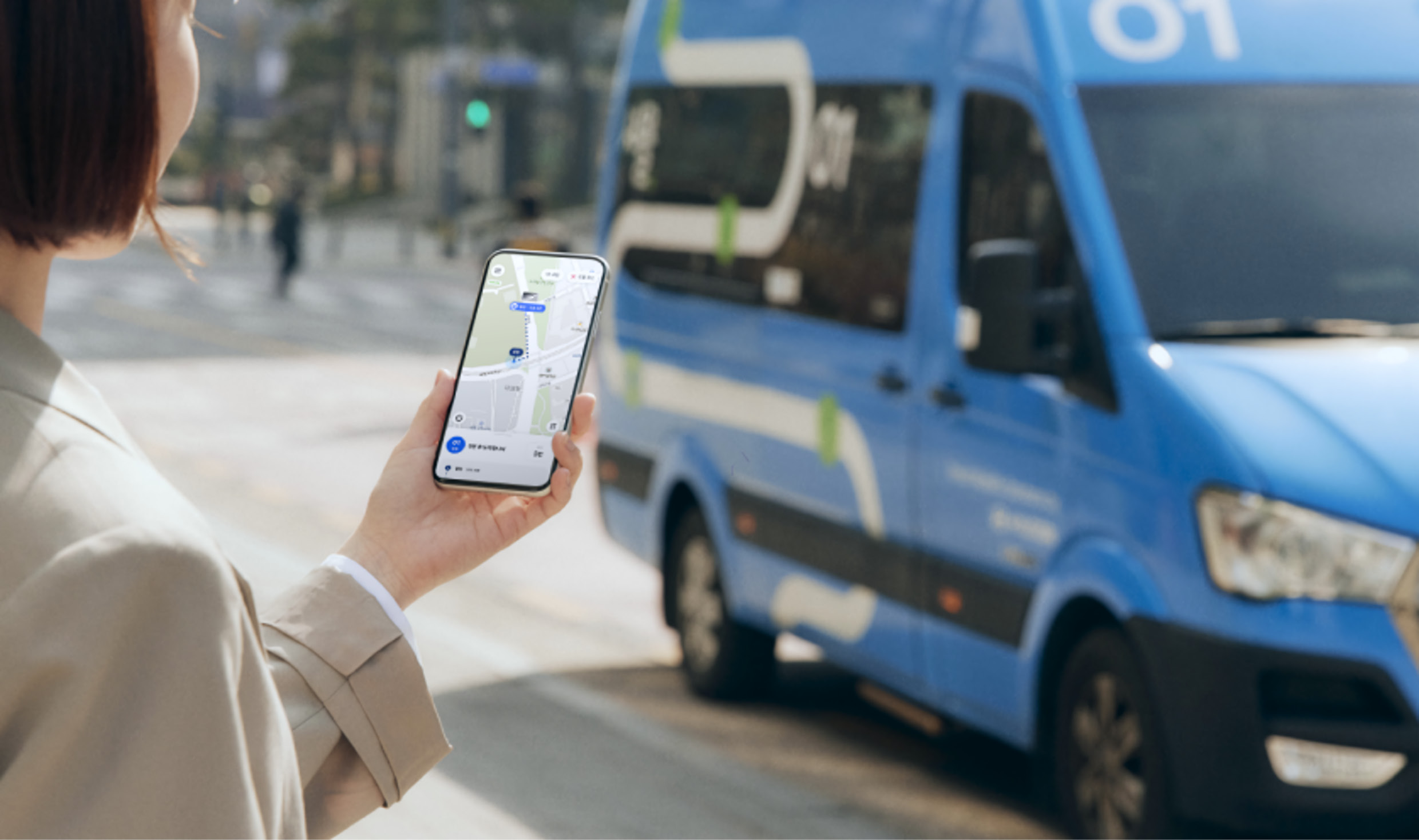 셔클의 수요 응답 버스를 이용 중인 여성