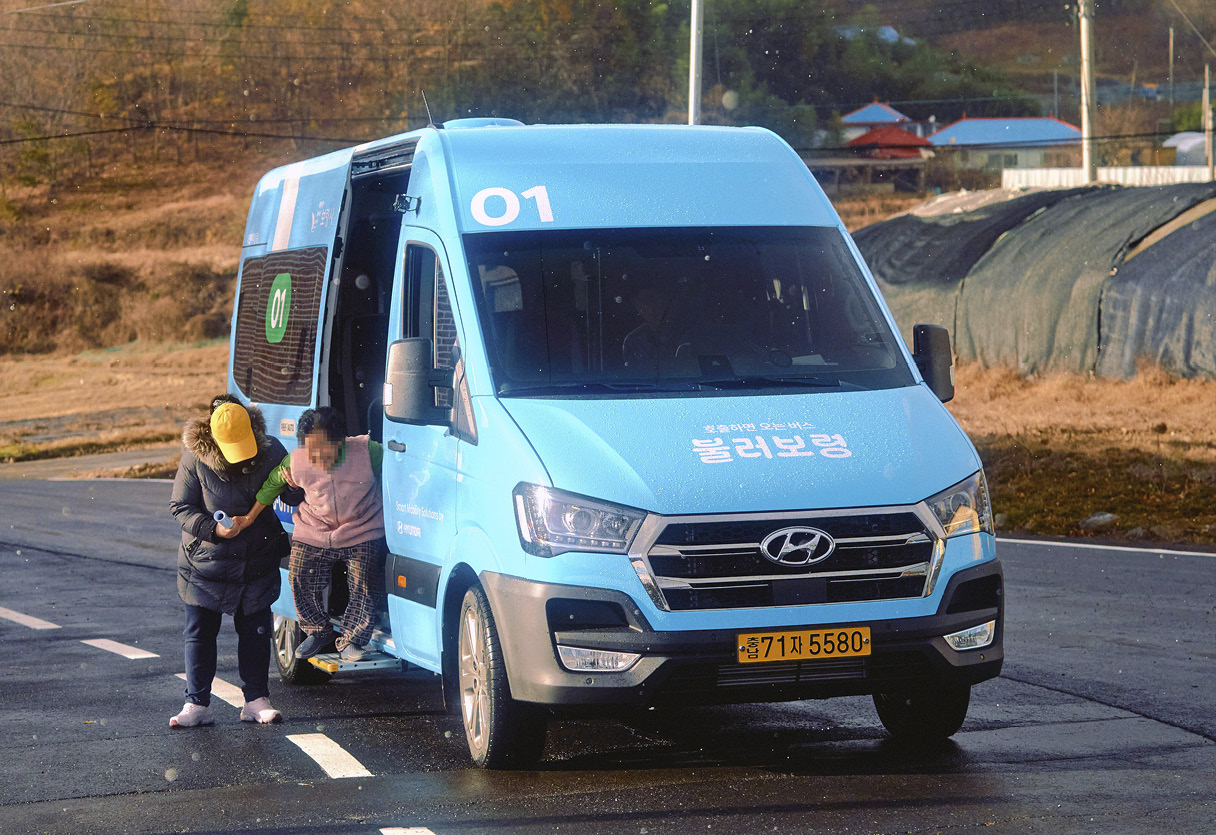불러보령 서비스 차량을 이용 중인 서비스 가입자의 모습