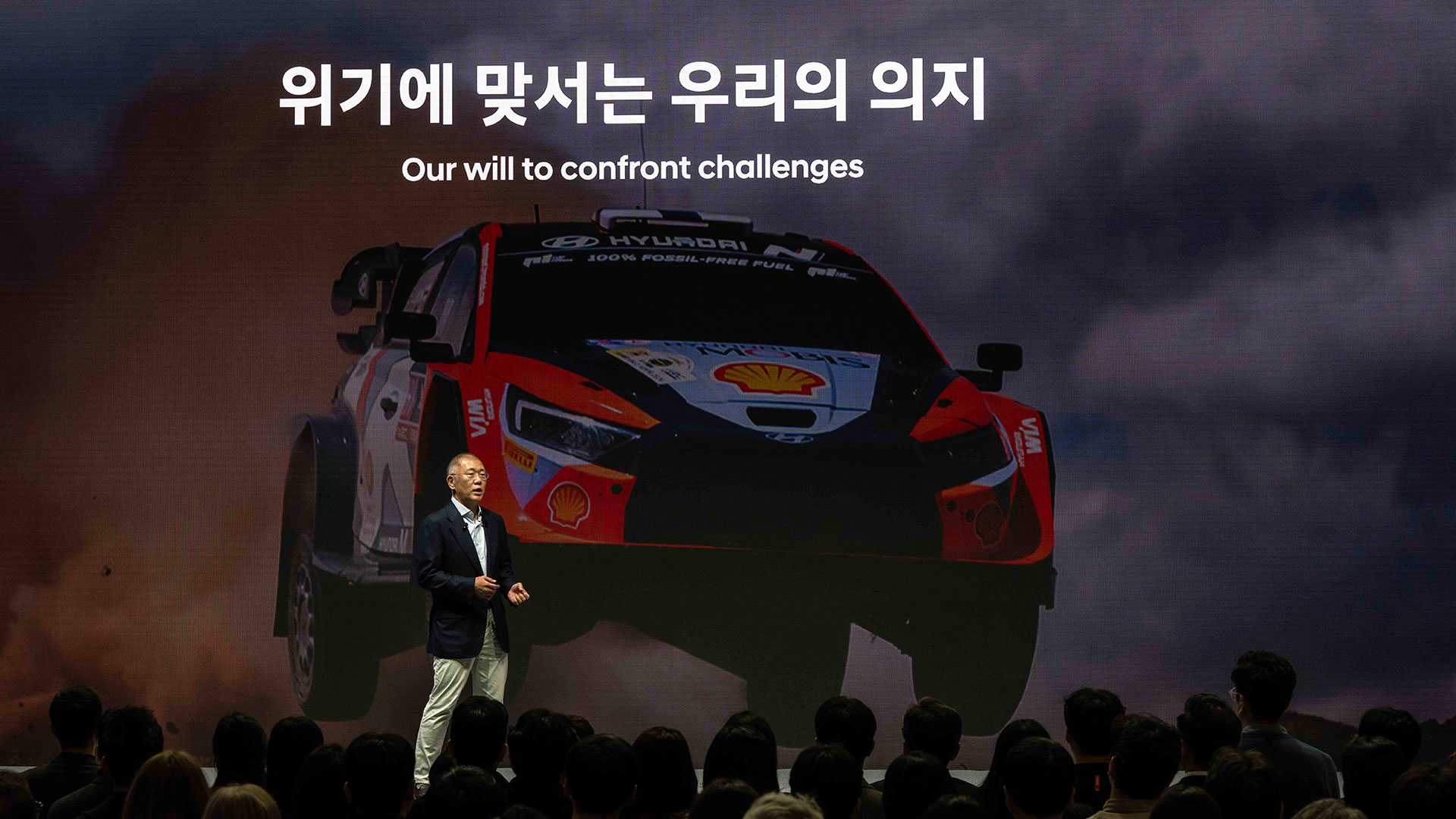 현대자동차그룹 2025년 신년회에서 그룹 임직원들에게 새해메시지를 전하고 있는 정의선 회장