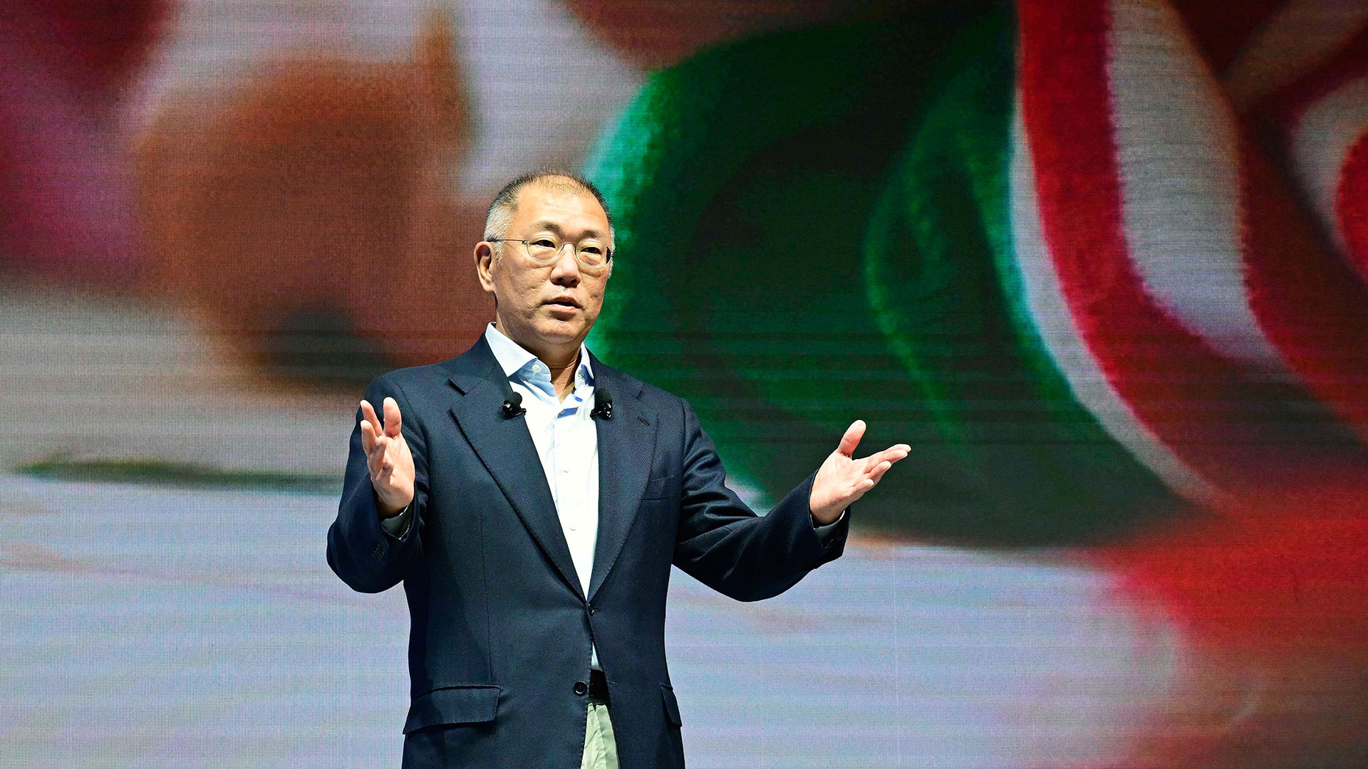 현대자동차그룹 2025년 신년회에서 그룹 임직원들에게 새해메시지를 전하고 있는 정의선 회장