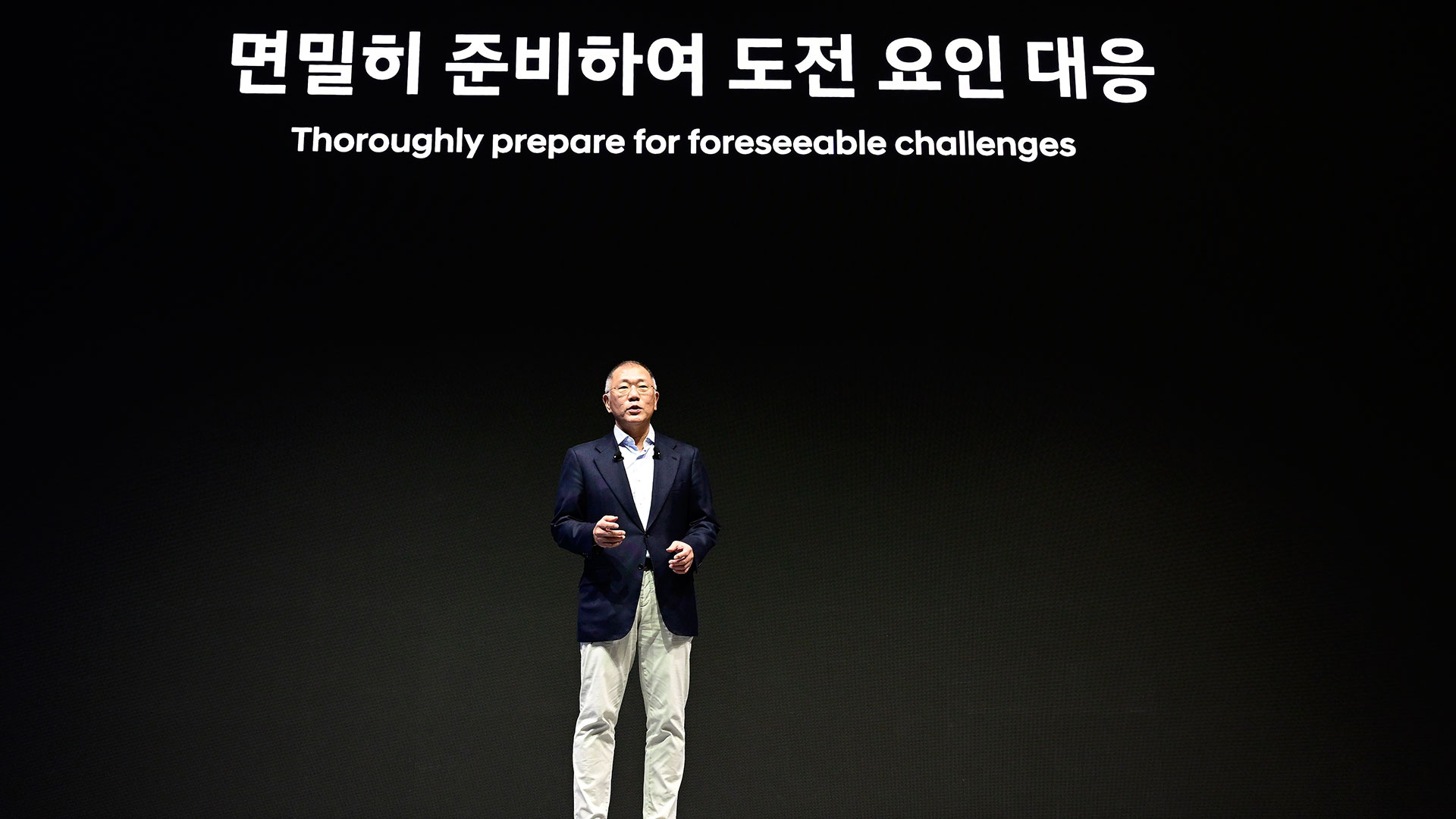 현대자동차그룹 2025년 신년회에서 그룹 임직원들에게 새해메시지를 전하고 있는 정의선 회장