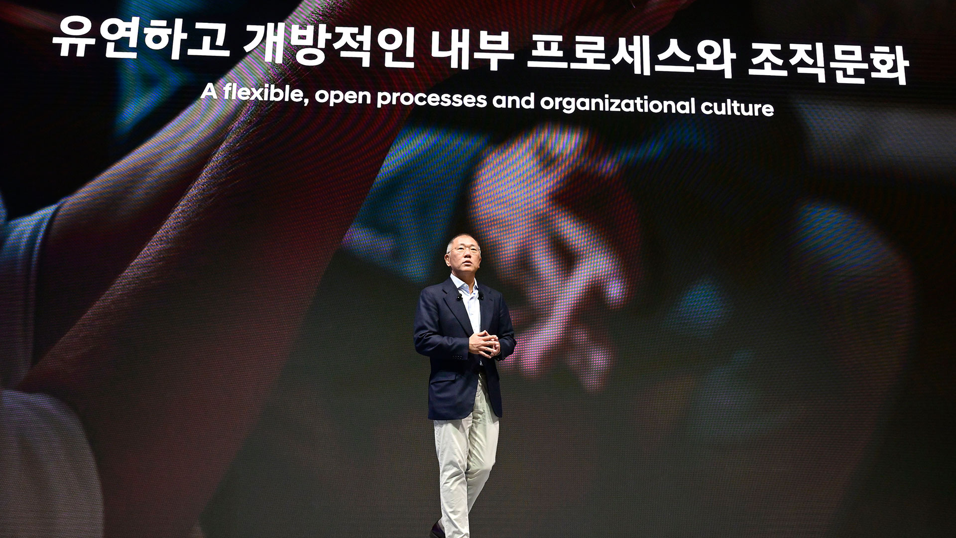 현대자동차그룹 2025년 신년회에서 그룹 임직원들에게 새해메시지를 전하고 있는 정의선 회장