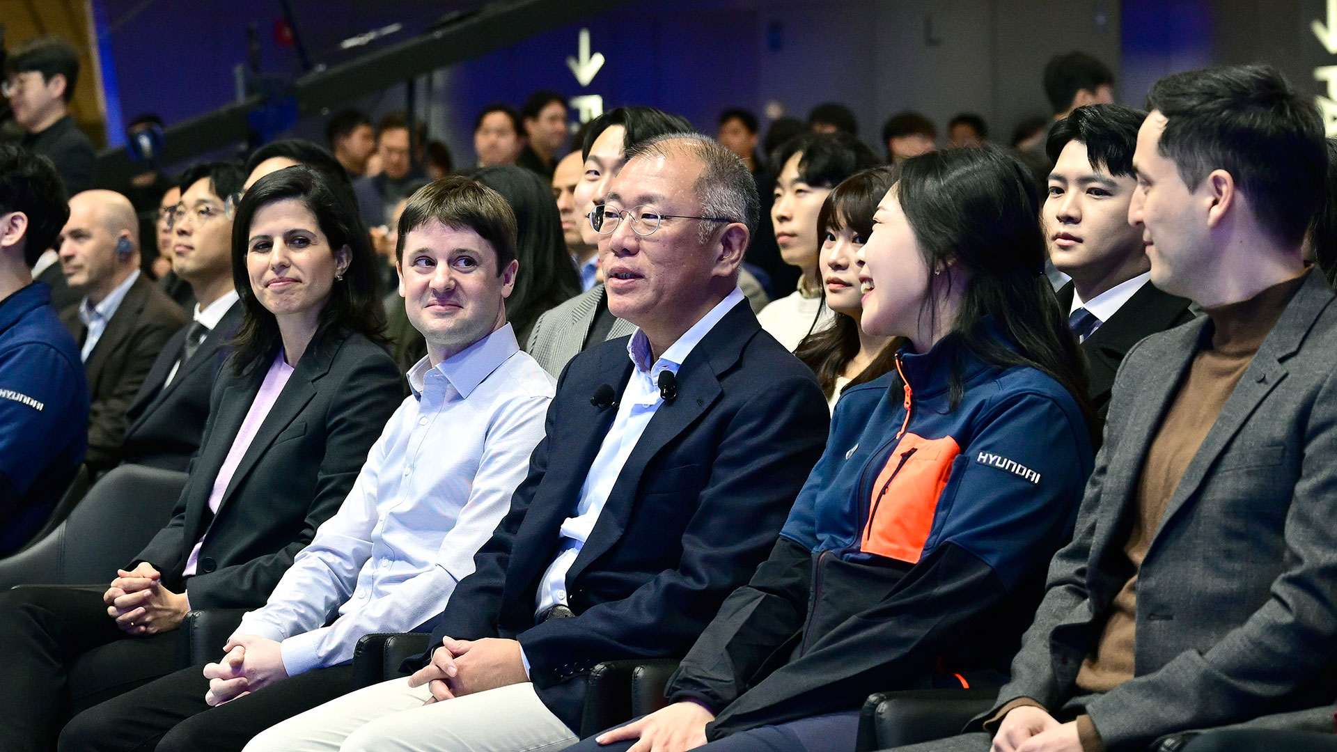 현대자동차그룹 2025년 신년회에서 직원들과 자리를 함께 하고 있는 정의선 회장