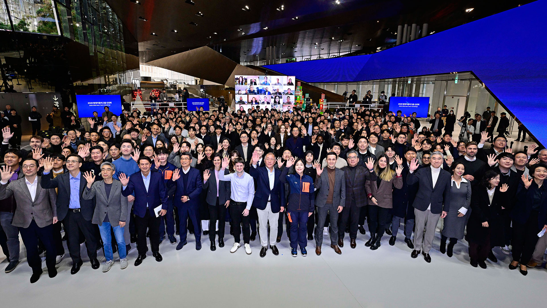 현대자동차그룹 2025년 신년회에서 정의선 회장과 경영진, 임직원들이 기념촬영하고 있는 모습