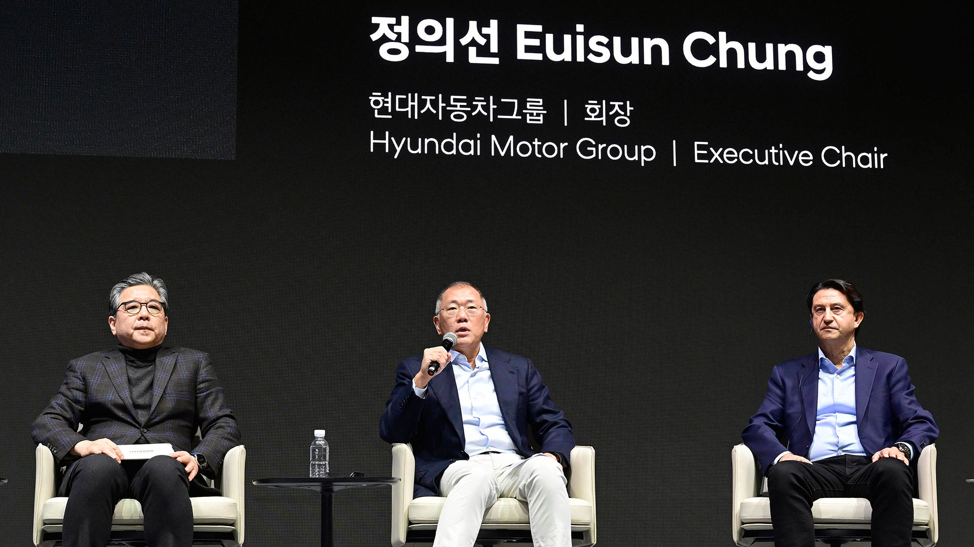 현대자동차그룹 2025년 신년회에서는 정의선 회장과 그룹 경영진들이 올해 경영환경과 그룹의 방향성에 대해 임직원들에게 직접 설명하는 'HMG 라운드 테이블'이 열렸다. HMG 라운드 테이블에서 질문에 답하고 있는 정의선 회장