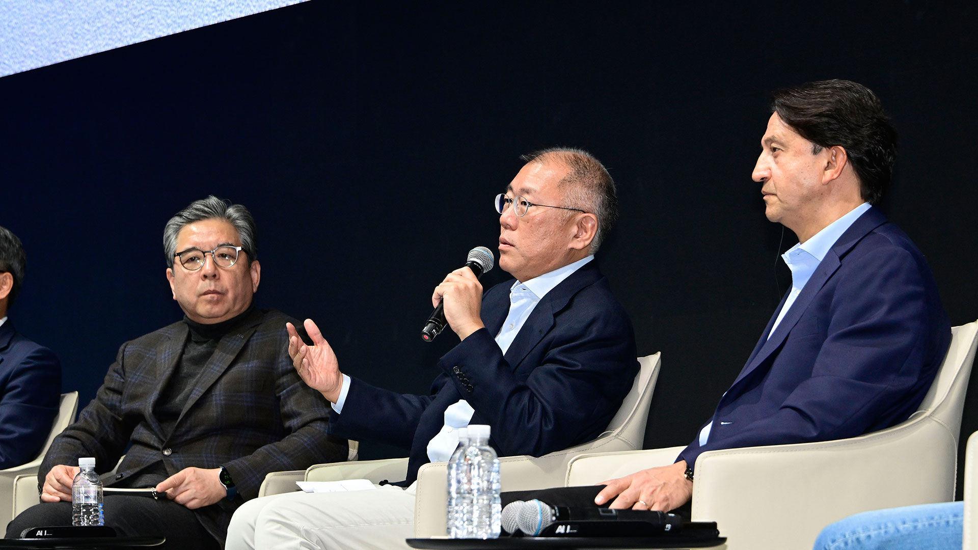 현대자동차그룹 2025년 신년회에서는 정의선 회장과 그룹 경영진들이 올해 경영환경과 그룹의 방향성에 대해 임직원들에게 직접 설명하는 'HMG 라운드 테이블'이 열렸다. HMG 라운드 테이블에서 질문에 답하고 있는 정의선 회장