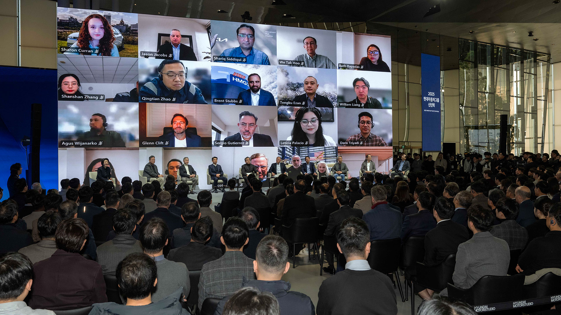 현대자동차그룹 2025년 신년회에서는 정의선 회장과 그룹 경영진들이 올해 경영환경과 그룹의 방향성에 대해 임직원들에게 직접 설명하는 'HMG 라운드 테이블'이 열렸다.