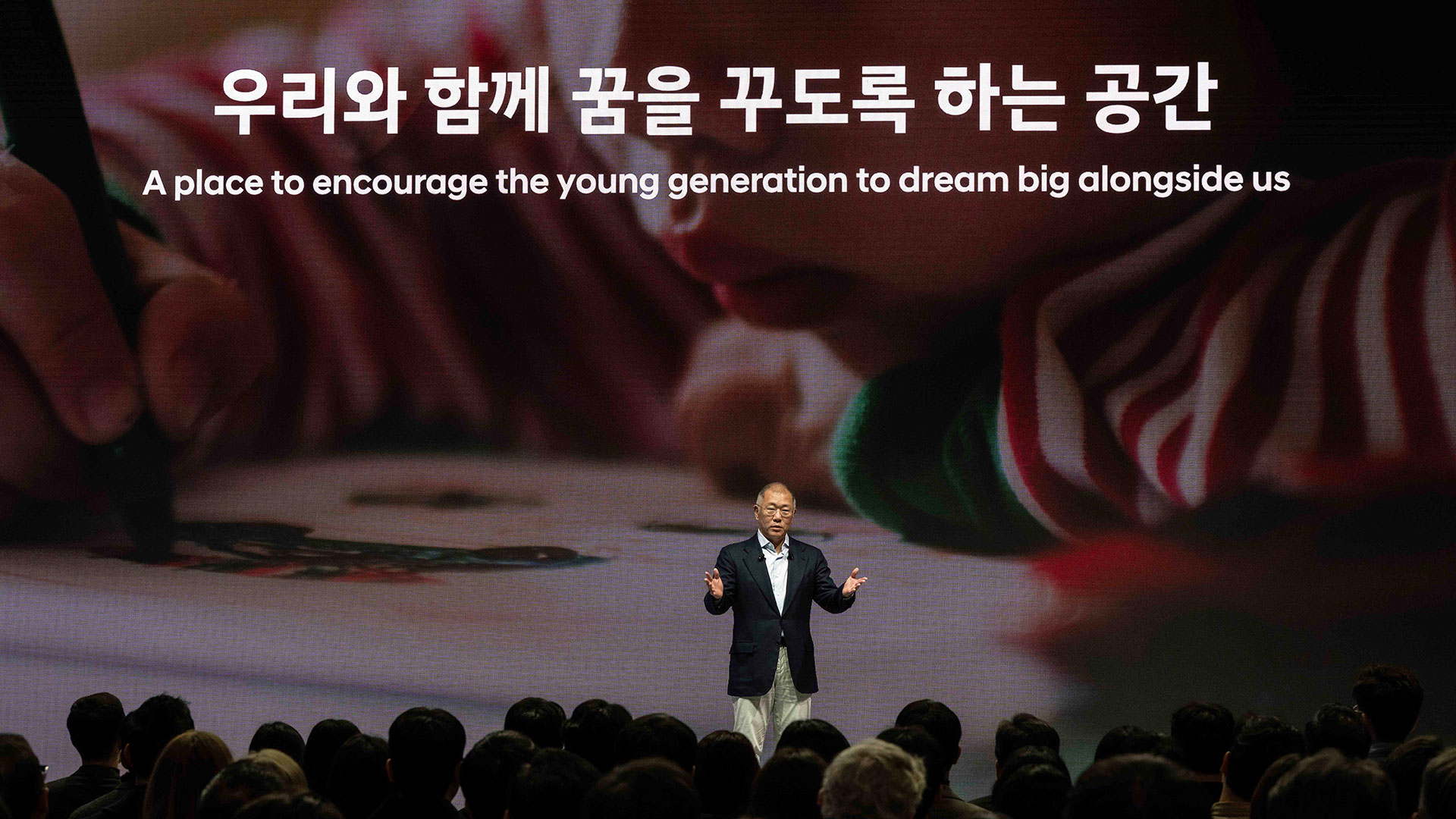 현대차그룹 2025년 신년회에서 그룹 임직원들에게 새해메시지를 전하고 있는 정의선 회장