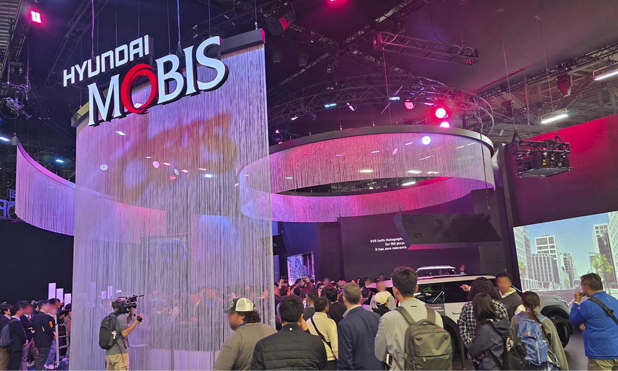 CES 2025에 참가한 현대모비스의 전시 부스 전경을 보여주는 사진
